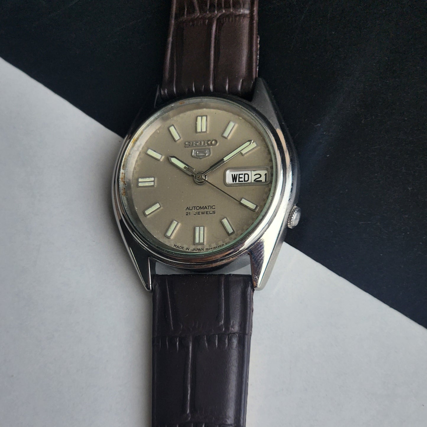 Vintage 1985 Original Seiko 5 Automatic 7S26-6000 Grey Face 21 Jewels Brown Leather Strap Day-Date Japanese Men's Wrist Watch EG205