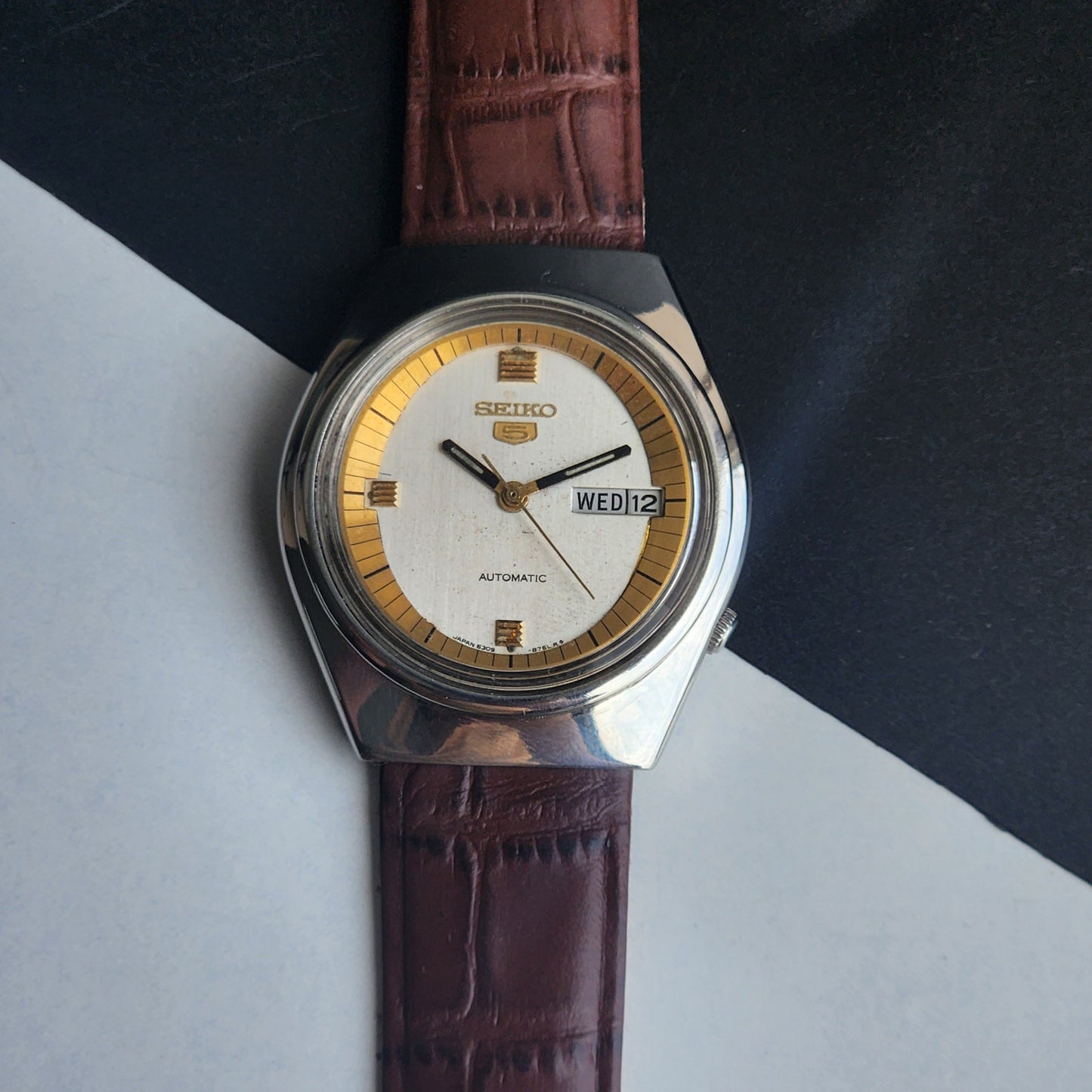 Vintage 1980 Original Seiko 5 Automatic 6309-8500 White Face 17 Jewels Croco Tan Leather Strap Day-Date Japanese Men's Wrist Watch EG207