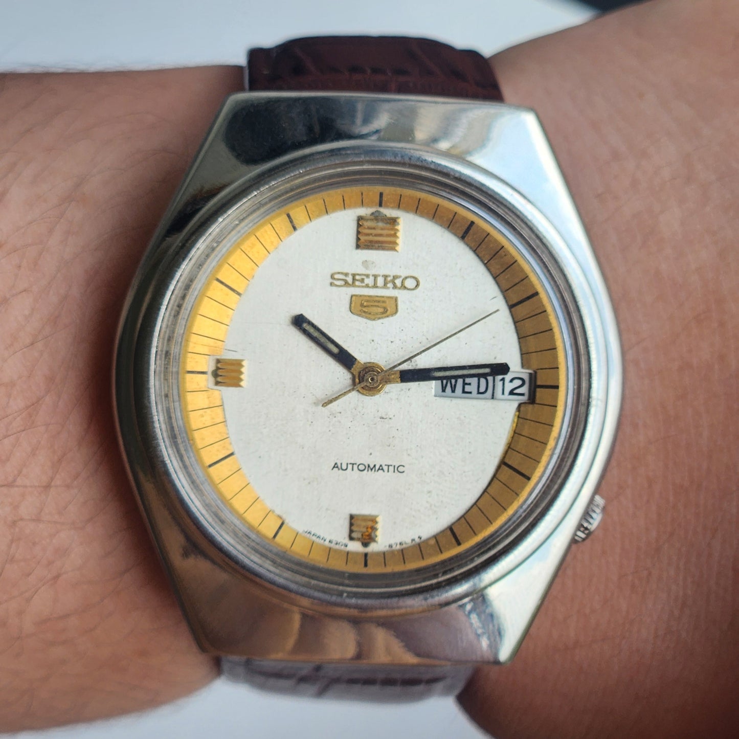 Vintage 1980 Original Seiko 5 Automatic 6309-8500 White Face 17 Jewels Croco Tan Leather Strap Day-Date Japanese Men's Wrist Watch EG207