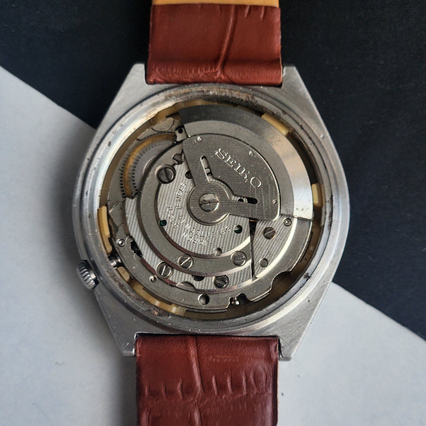 Vintage 1991 Original Seiko 5 Automatic 6309-8690 Grey Face 17 Jewels Tan Leather Strap Day-Date Japanese Men's Wrist Watch EG210