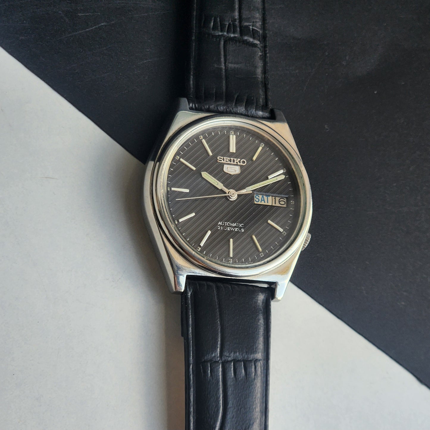 Vintage 1984 Original Seiko 5 Automatic 7019-8180 Black Face 17 Jewels Black Leather Strap Day-Date Japanese Men's Wrist Watch EG213
