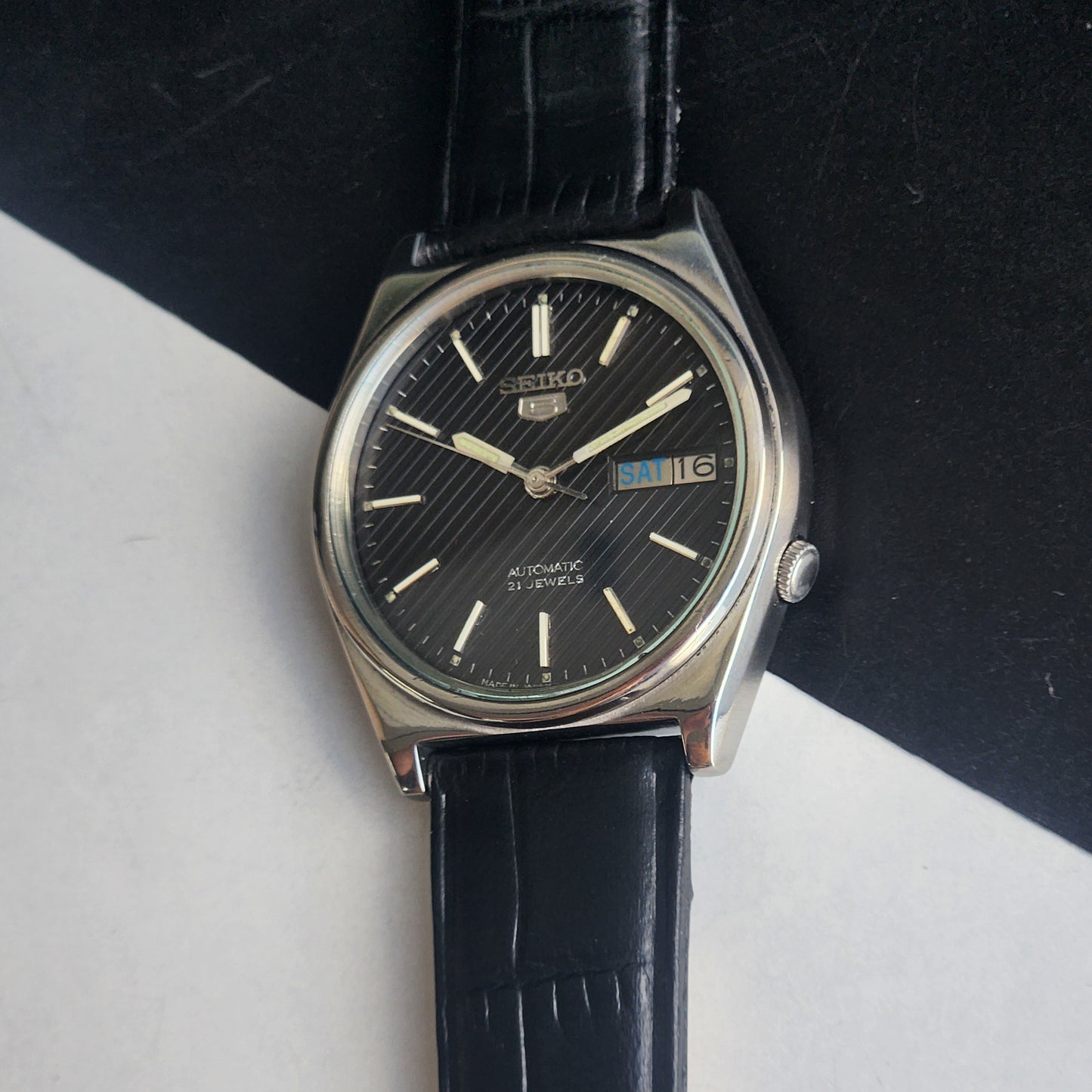 Vintage 1984 Original Seiko 5 Automatic 7019-8180 Black Face 17 Jewels Black Leather Strap Day-Date Japanese Men's Wrist Watch EG213