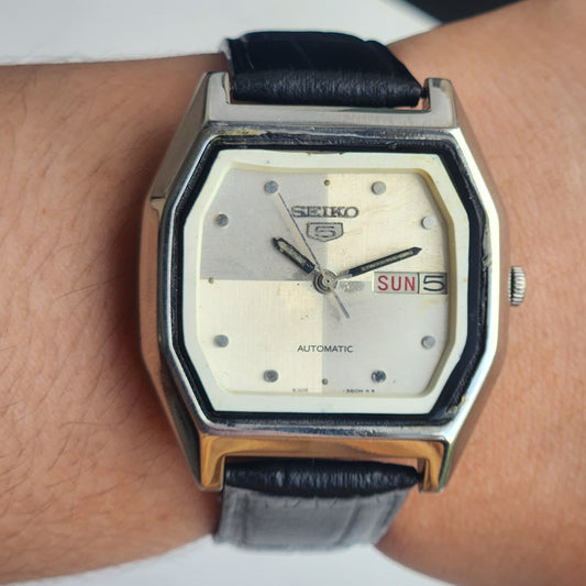 Vintage 1991 Original Seiko 5 Automatic 6309-523A Silver Face 17 Jewels Black Leather Strap Day-Date Japanese Men's Wrist Watch EG215