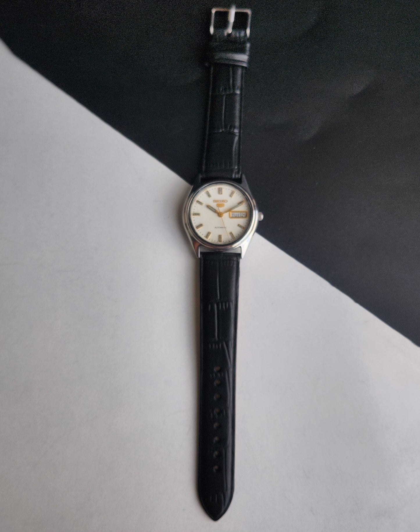 Vintage 1995 Original Seiko 5 Automatic 6309-6240 White Face 17 Jewels Black Leather Strap Day-Date Japanese Men's Wrist Watch EG216