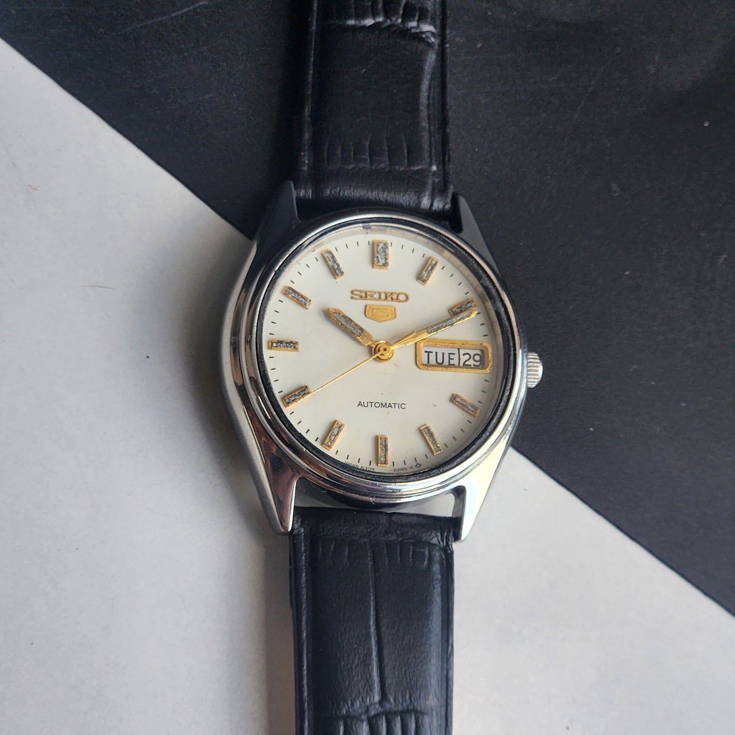 Vintage 1995 Original Seiko 5 Automatic 6309-6240 White Face 17 Jewels Black Leather Strap Day-Date Japanese Men's Wrist Watch EG216