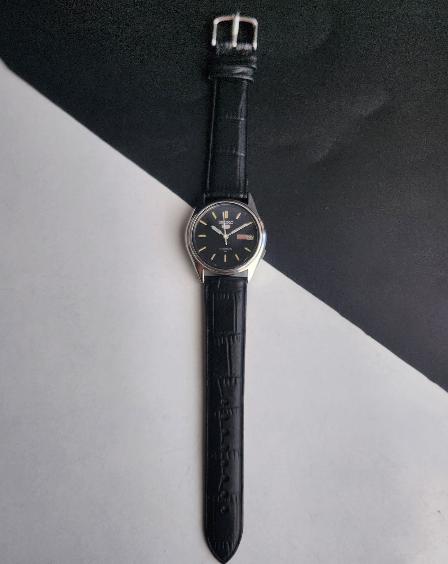 Vintage 1980 Original Seiko 5 Automatic 7009-2090 Black Face 17 Jewels Black Leather Strap Day-Date Japanese Men's Wrist Watch EG217