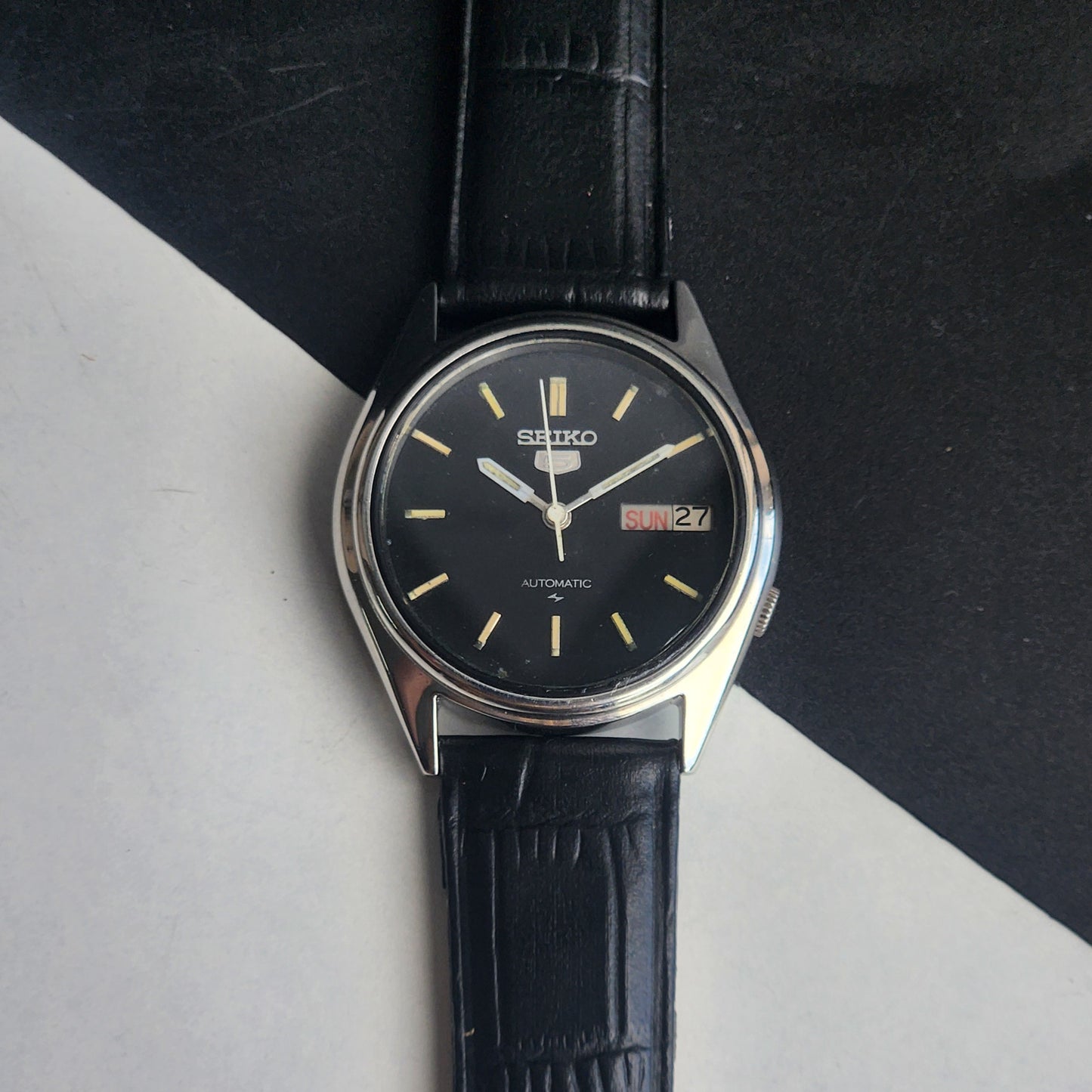 Vintage 1980 Original Seiko 5 Automatic 7009-2090 Black Face 17 Jewels Black Leather Strap Day-Date Japanese Men's Wrist Watch EG217