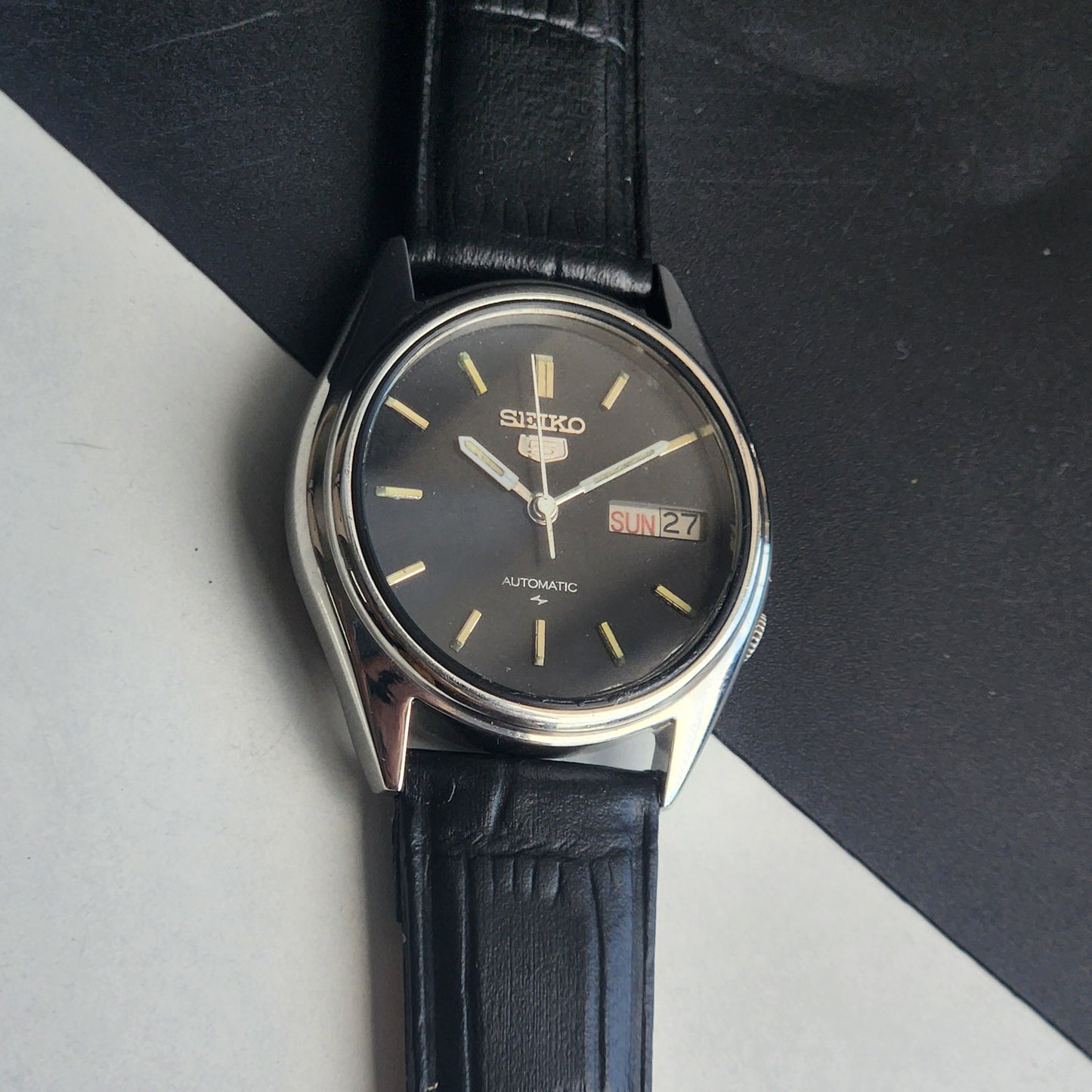 Vintage 1980 Original Seiko 5 Automatic 7009-2090 Black Face 17 Jewels Black Leather Strap Day-Date Japanese Men's Wrist Watch EG217