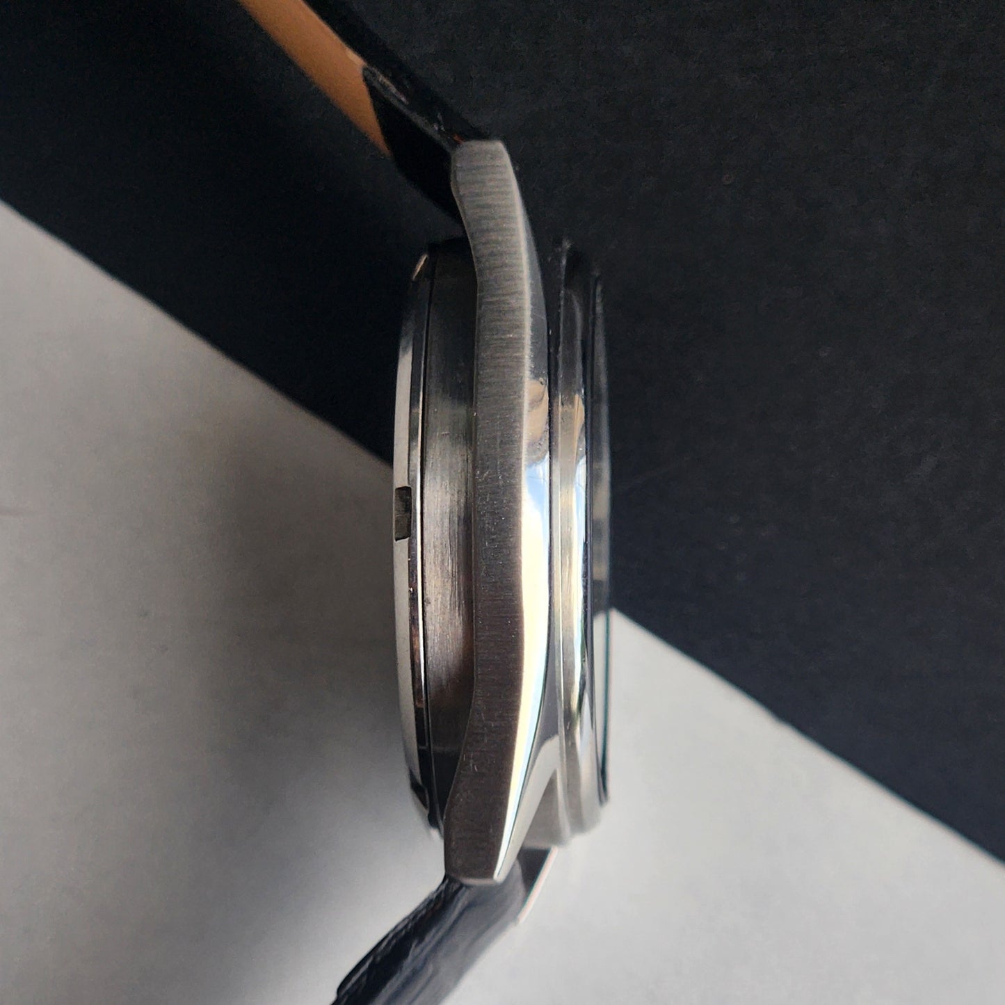 Vintage 1980 Original Seiko 5 Automatic 7009-2090 Black Face 17 Jewels Black Leather Strap Day-Date Japanese Men's Wrist Watch EG217