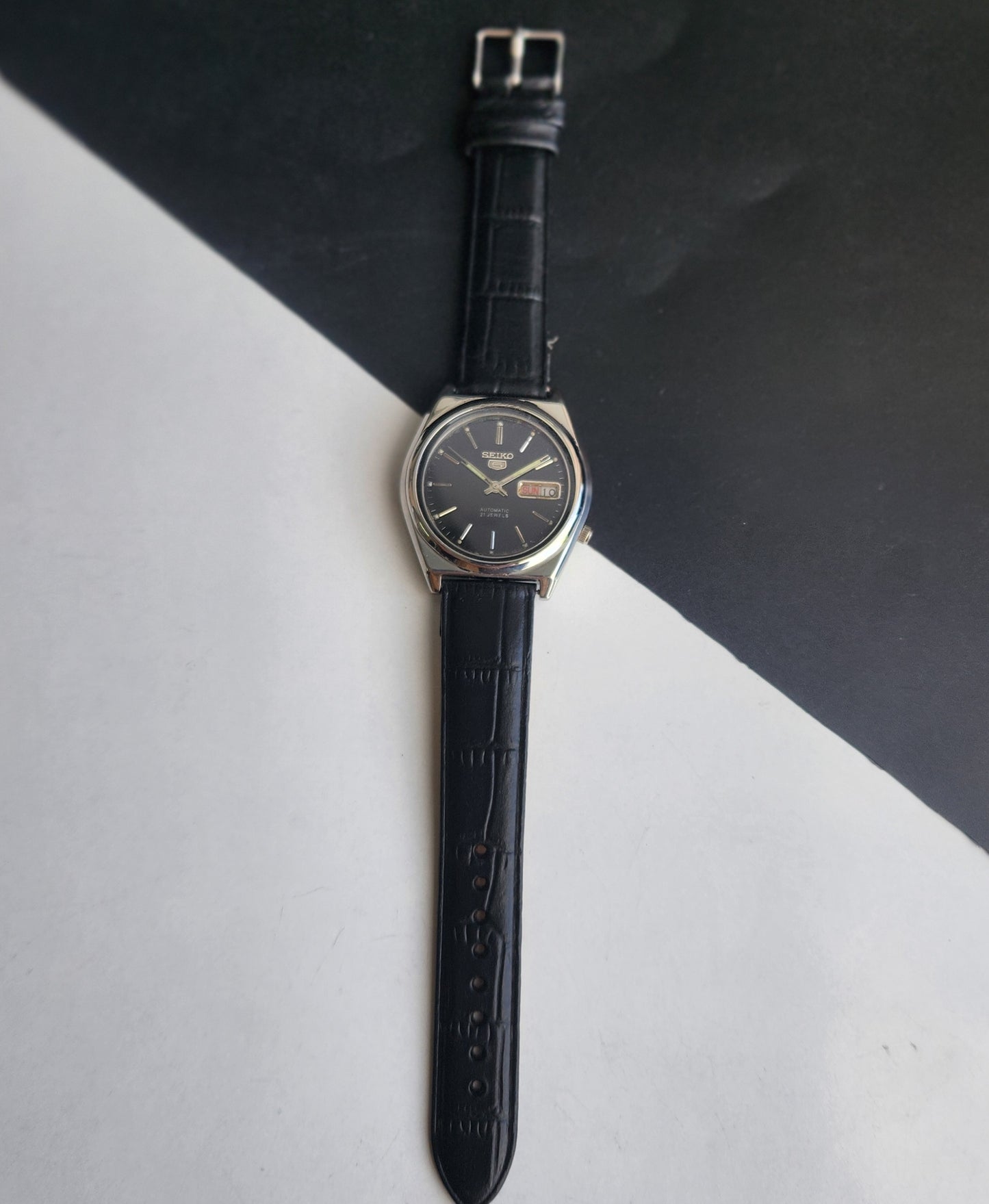 Vintage 1982 Original Seiko 5 Automatic 7009-876A Black Face 17 Jewels Black Leather Strap Day-Date Japanese Men's Wrist Watch EG214
