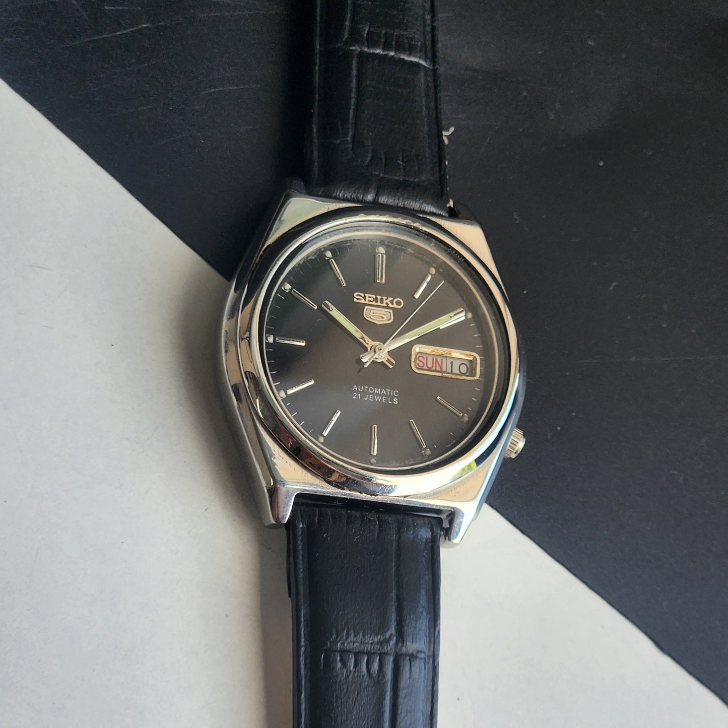Vintage 1982 Original Seiko 5 Automatic 7009-876A Black Face 17 Jewels Black Leather Strap Day-Date Japanese Men's Wrist Watch EG214