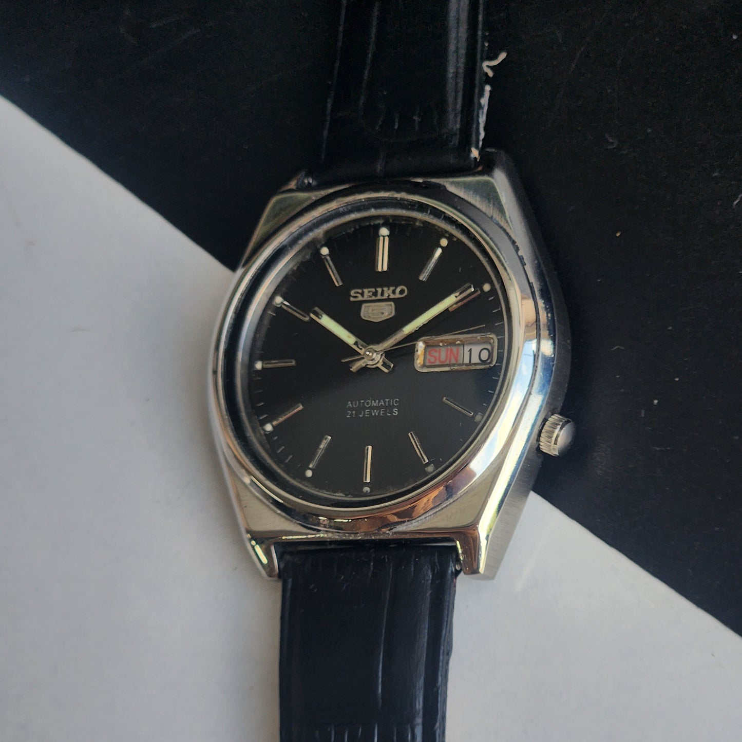 Vintage 1982 Original Seiko 5 Automatic 7009-876A Black Face 17 Jewels Black Leather Strap Day-Date Japanese Men's Wrist Watch EG214