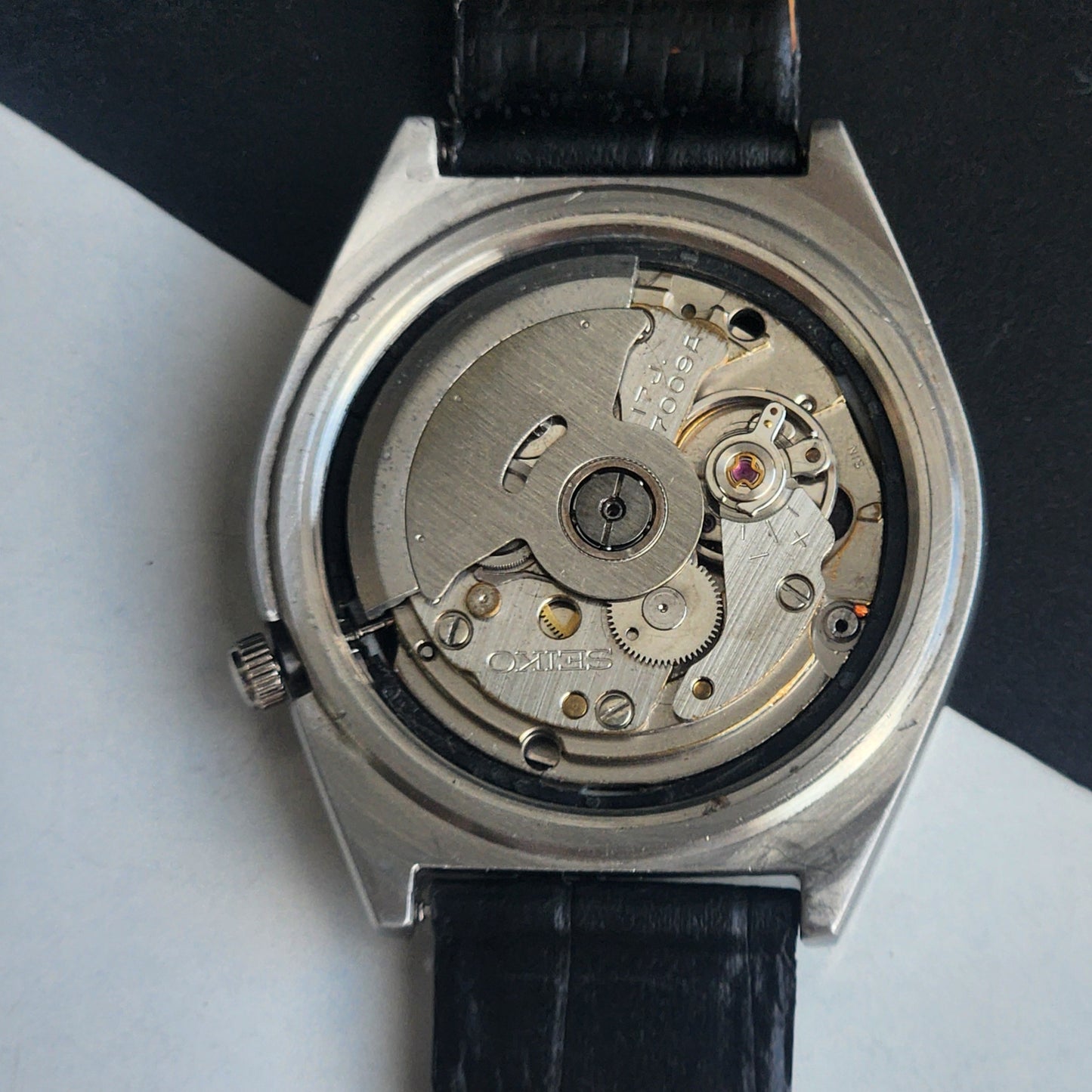 Vintage 1982 Original Seiko 5 Automatic 7009-876A Black Face 17 Jewels Black Leather Strap Day-Date Japanese Men's Wrist Watch EG214