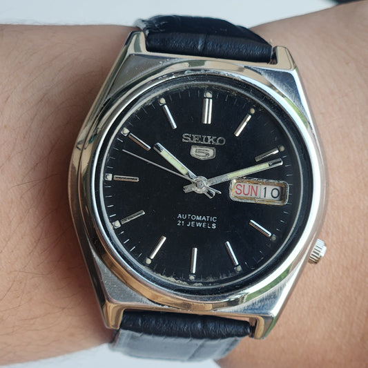 Vintage 1982 Original Seiko 5 Automatic 7009-876A Black Face 17 Jewels Black Leather Strap Day-Date Japanese Men's Wrist Watch EG214