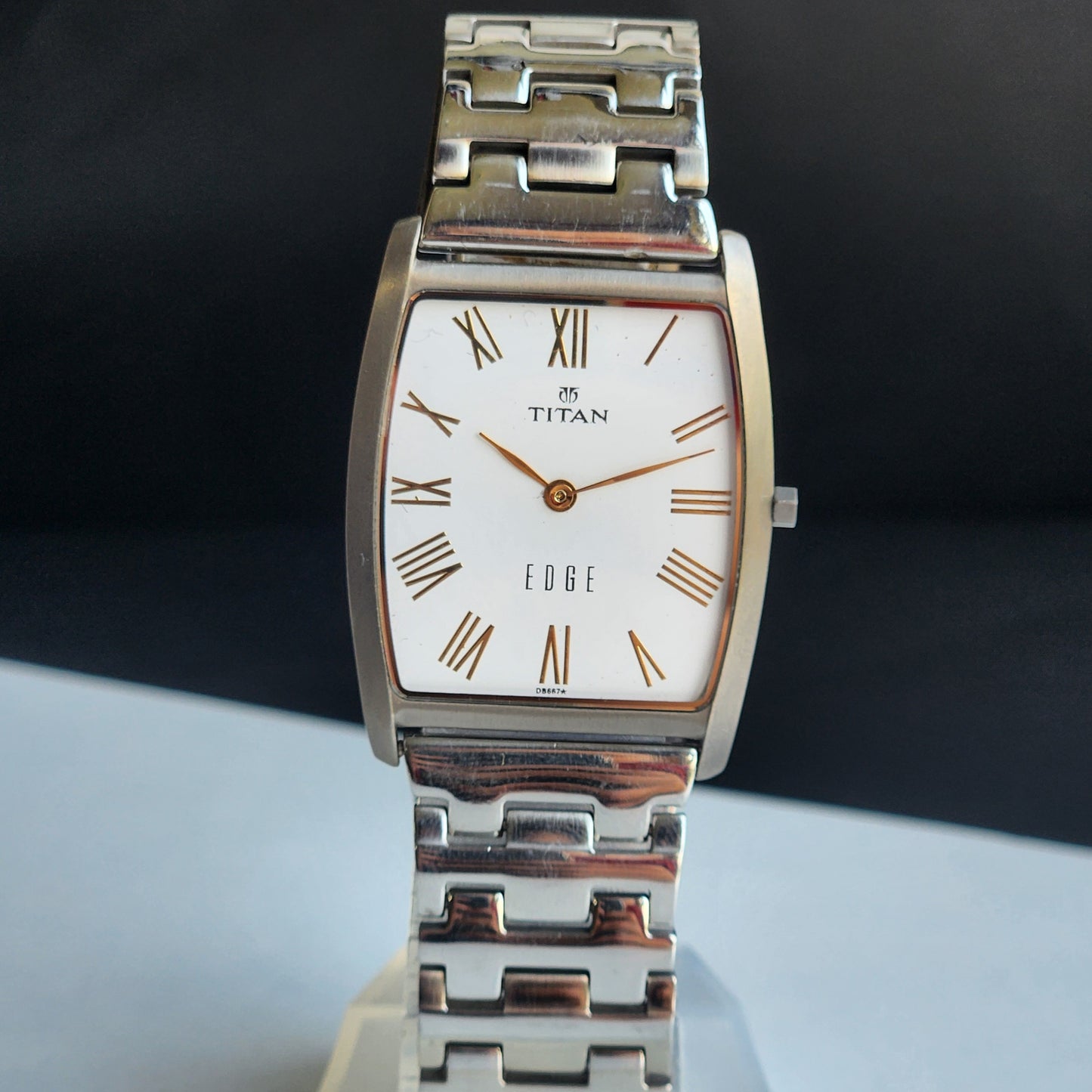 Original TITAN EDGE 1044YCE31 Barrel White Face 29MM Case Men's Watch H82