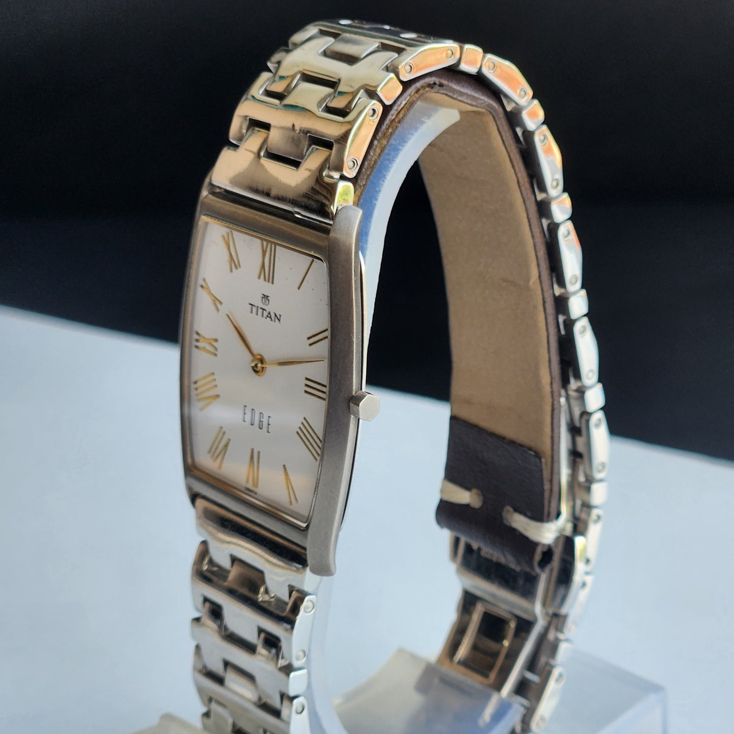 Original TITAN EDGE 1044YCE31 Barrel White Face 29MM Case Men's Watch H82