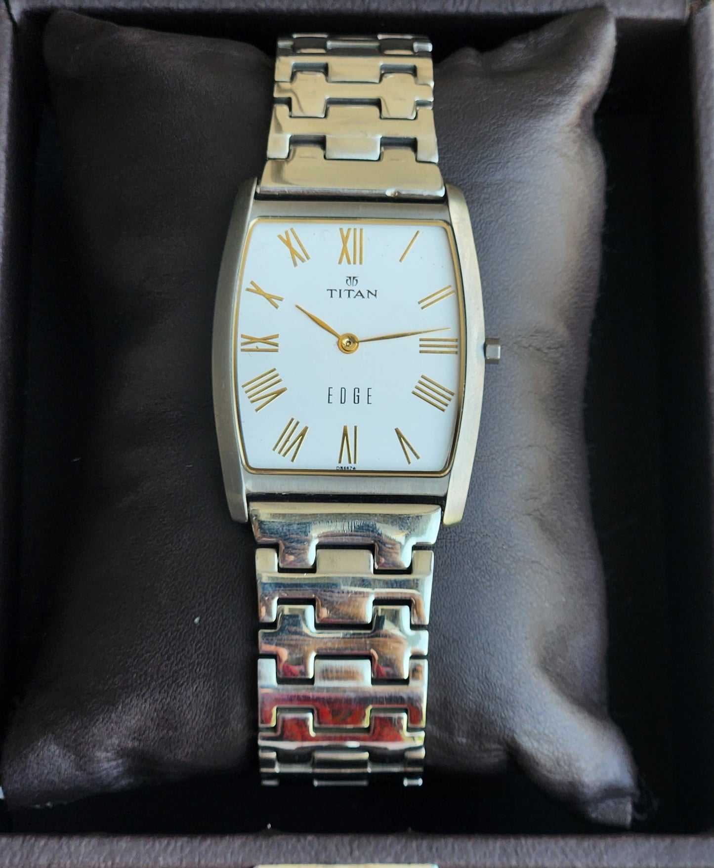 Original TITAN EDGE 1044YCE31 Barrel White Face 29MM Case Men's Watch H82