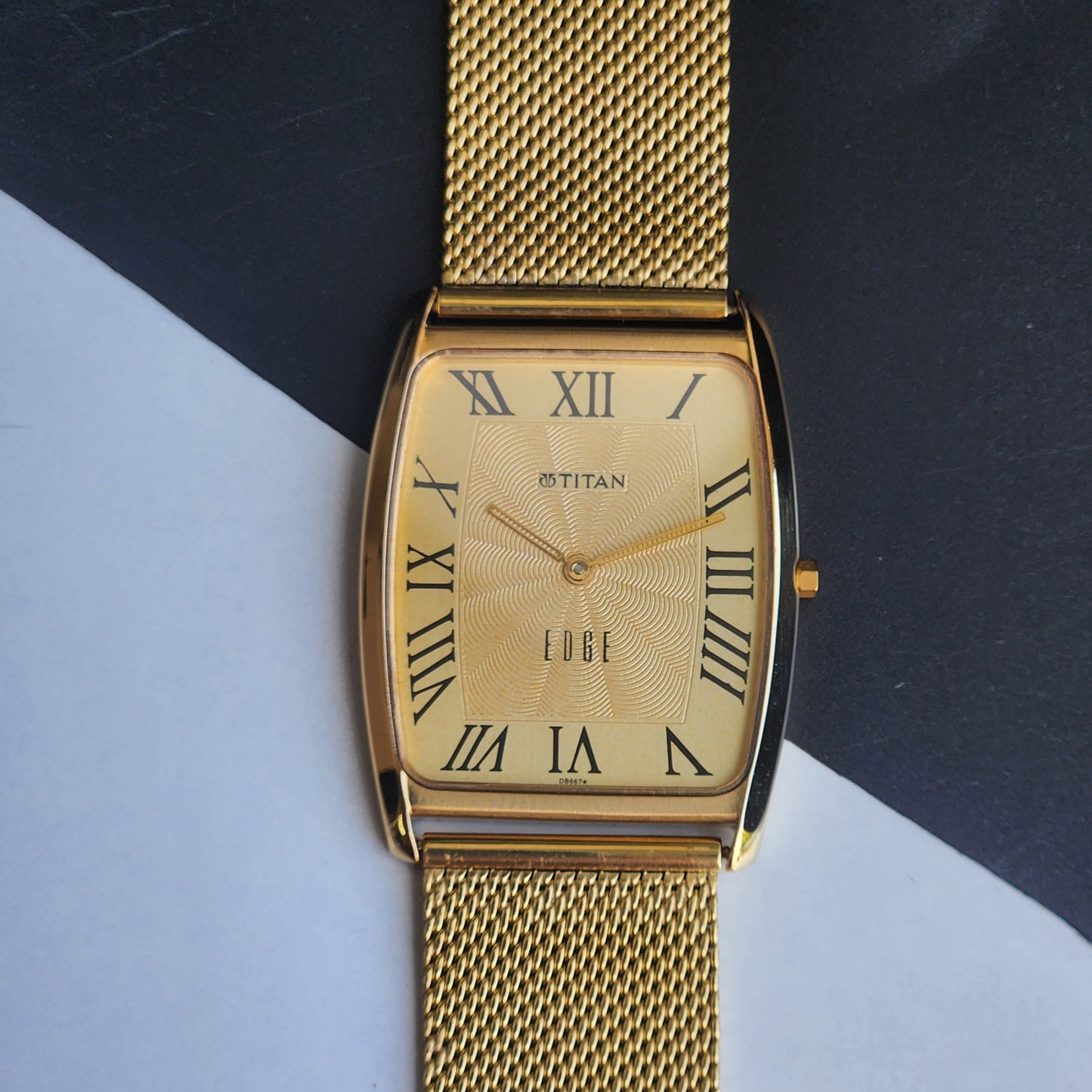 Original TITAN EDGE 1596NCA31 Barrel Golden Face 33MM Case Men's Watch H85