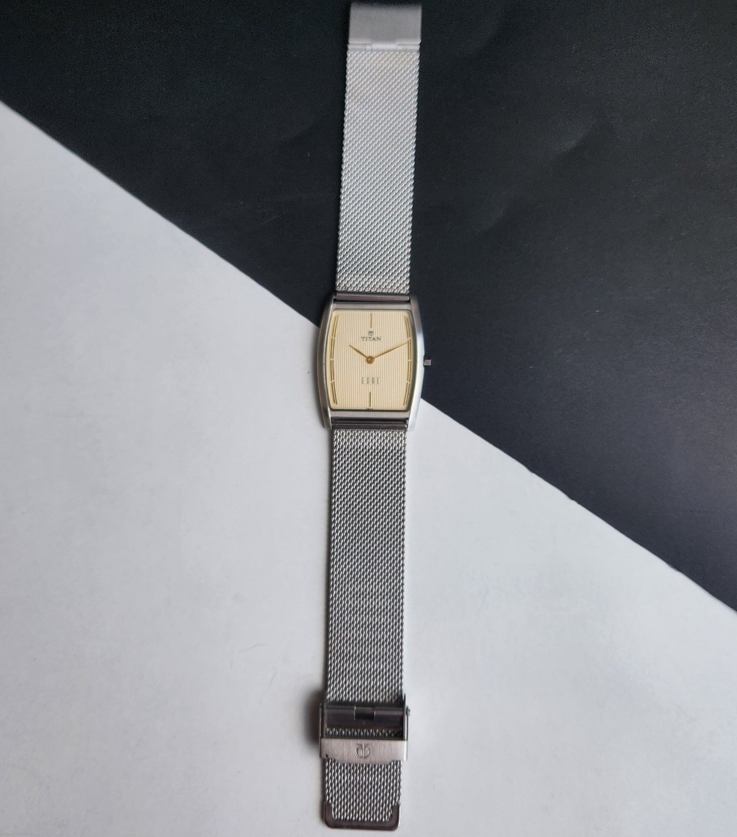 Original TITAN EDGE 1044YCE31 Barrel Golden Face 29MM Case Men's Watch H89
