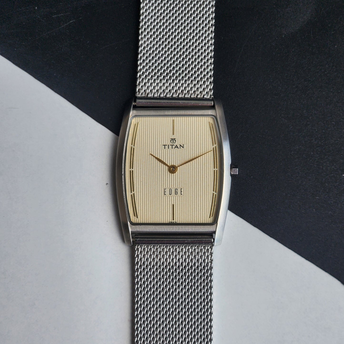 Original TITAN EDGE 1044YCE31 Barrel Golden Face 29MM Case Men's Watch H89