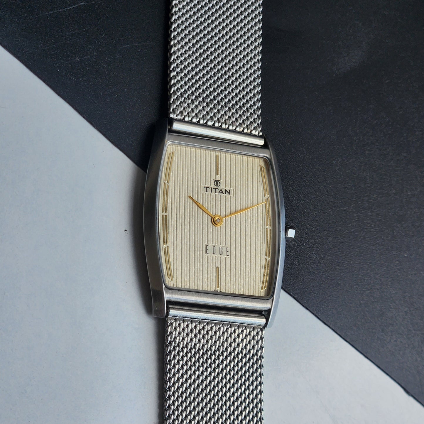 Original TITAN EDGE 1044YCE31 Barrel Golden Face 29MM Case Men's Watch H89