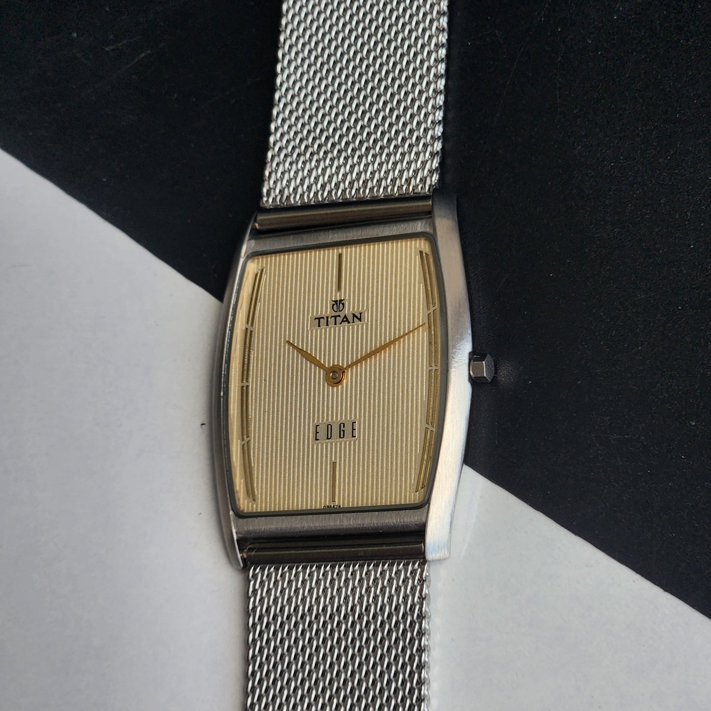 Original TITAN EDGE 1044YCE31 Barrel Golden Face 29MM Case Men's Watch H89