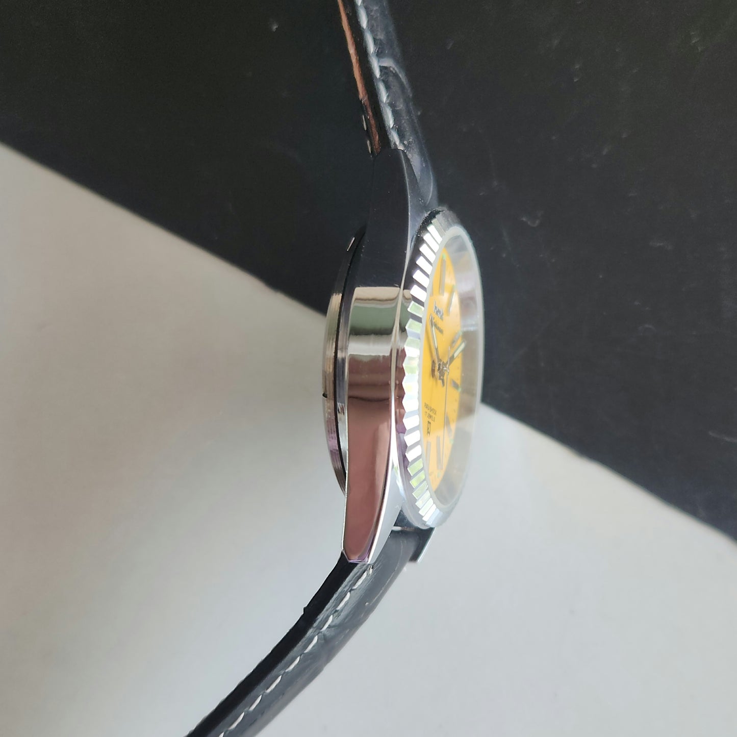 Vintage Mod HMT Kohinoor Hand Winding 17 Jewels Yellow Face Fluted Bezel Black Croco Leather Strap Men's Wrist Watch J47