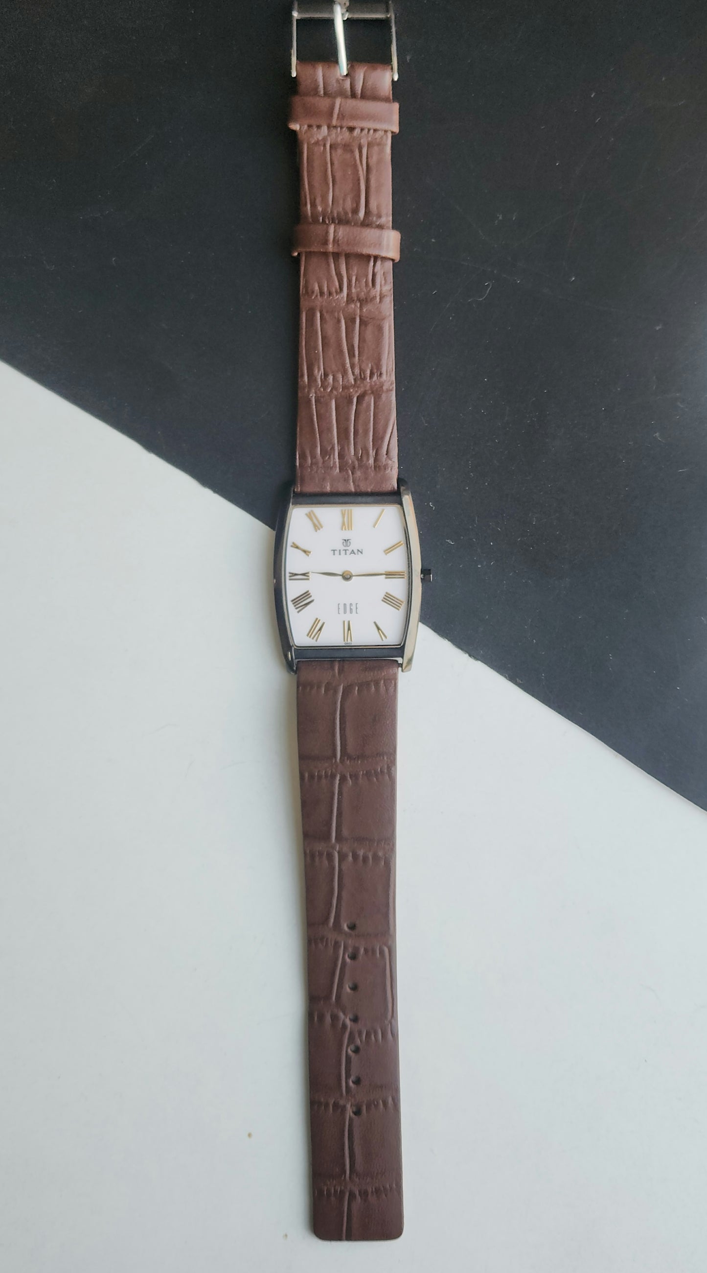 Original TITAN EDGE 1044YCE31 Barrel White Face 29MM Case Men's Watch J64