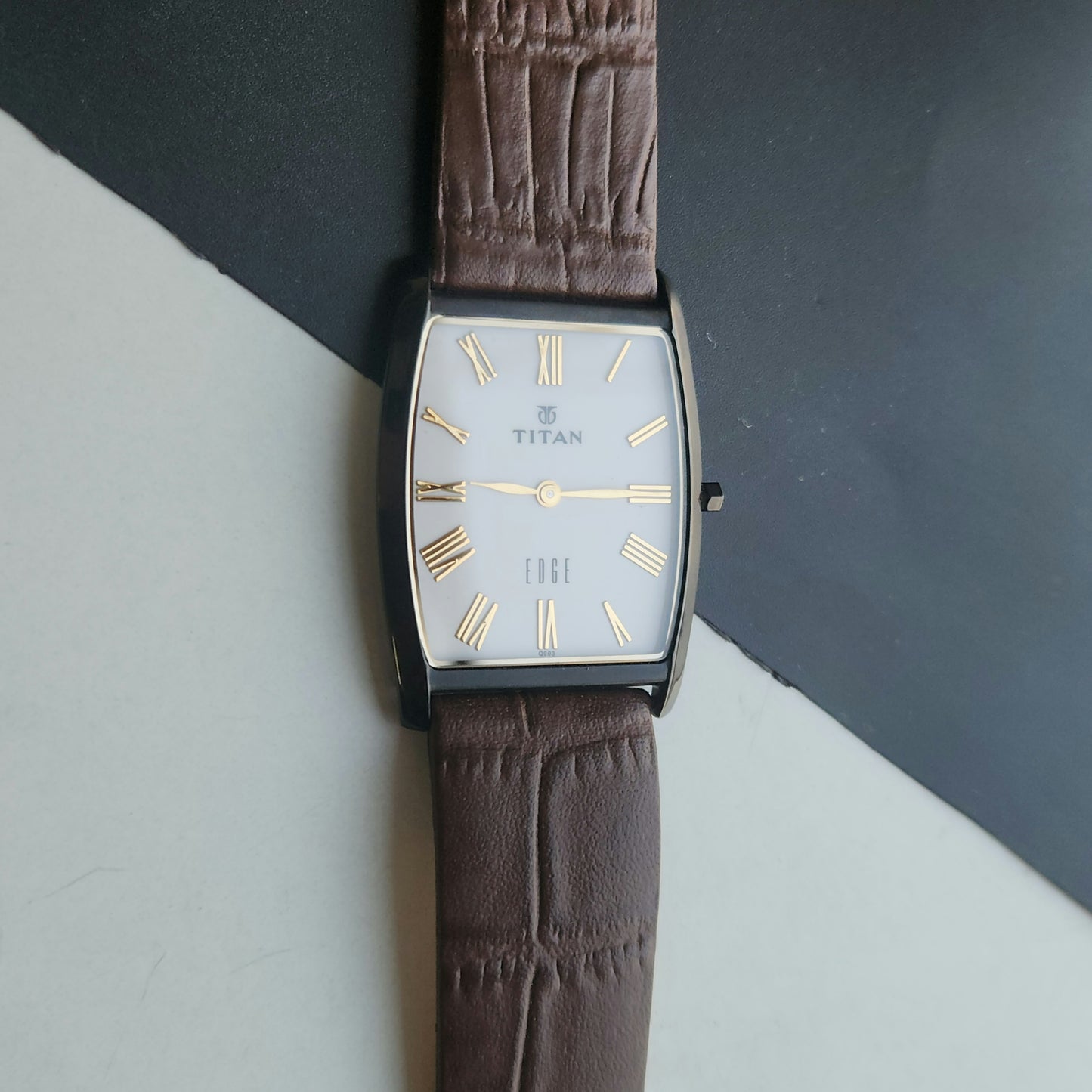 Original TITAN EDGE 1044YCE31 Barrel White Face 29MM Case Men's Watch J64