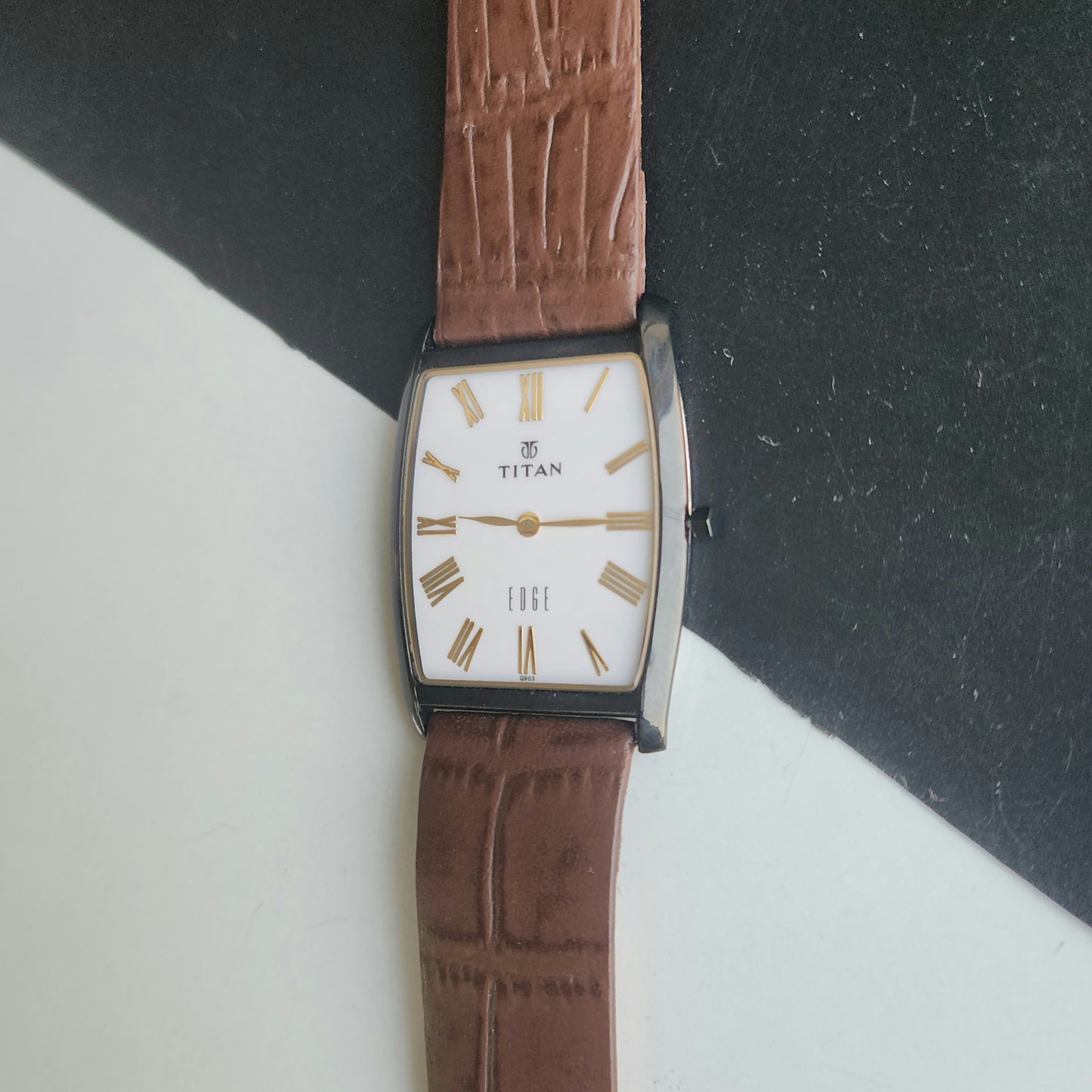 Original TITAN EDGE 1044YCE31 Barrel White Face 29MM Case Men's Watch J64