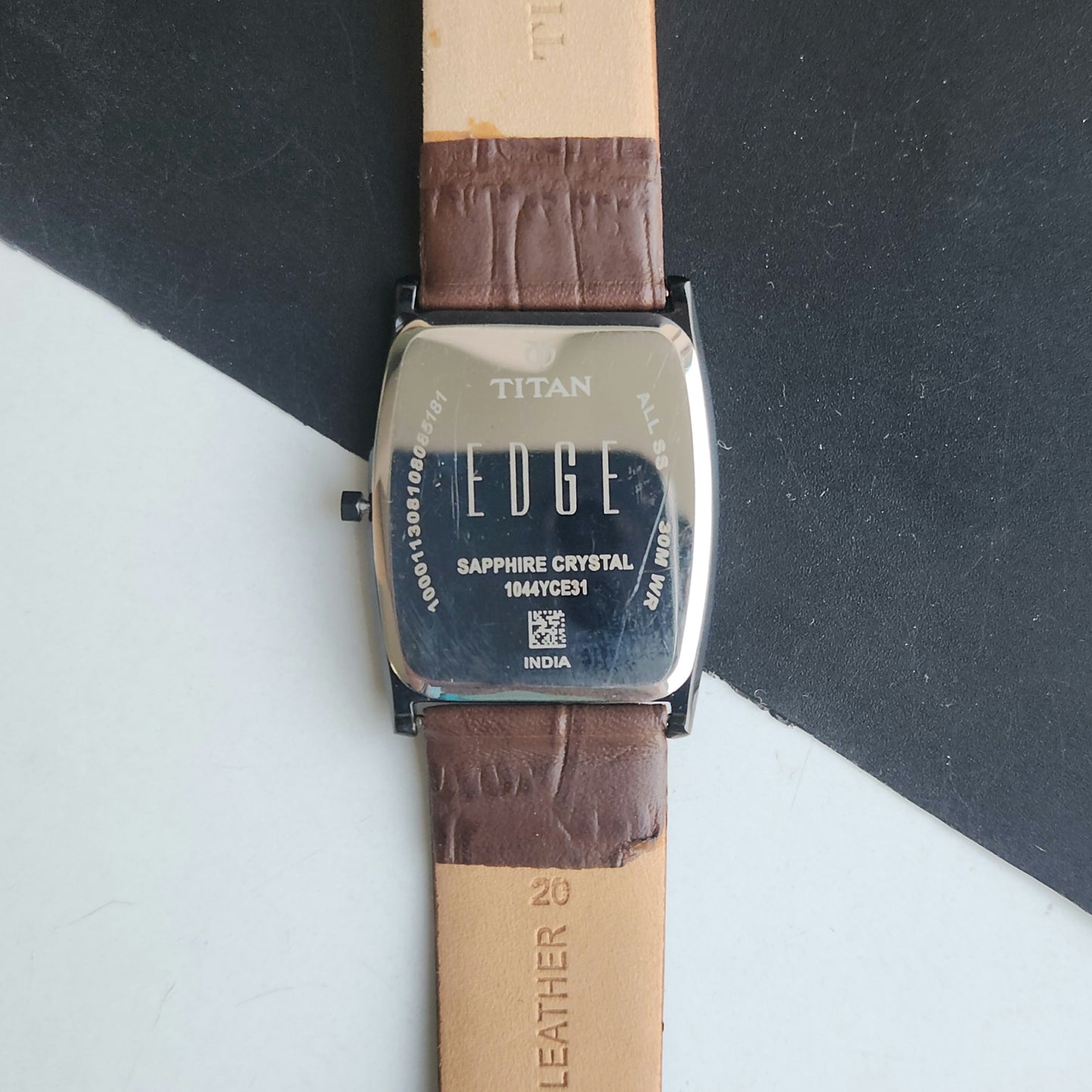 Original TITAN EDGE 1044YCE31 Barrel White Face 29MM Case Men's Watch J64