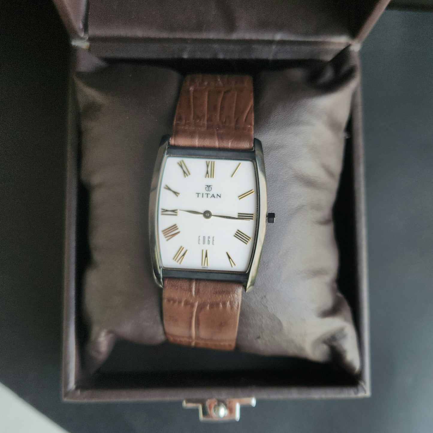 Original TITAN EDGE 1044YCE31 Barrel White Face 29MM Case Men's Watch J64