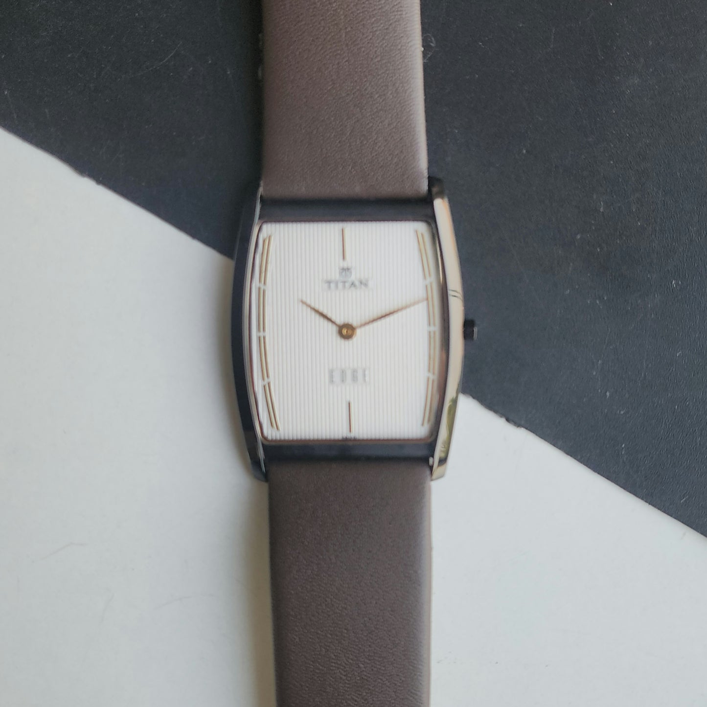 Original TITAN EDGE 1044YCE31 Barrel White Face 29MM Case Men's Watch J65