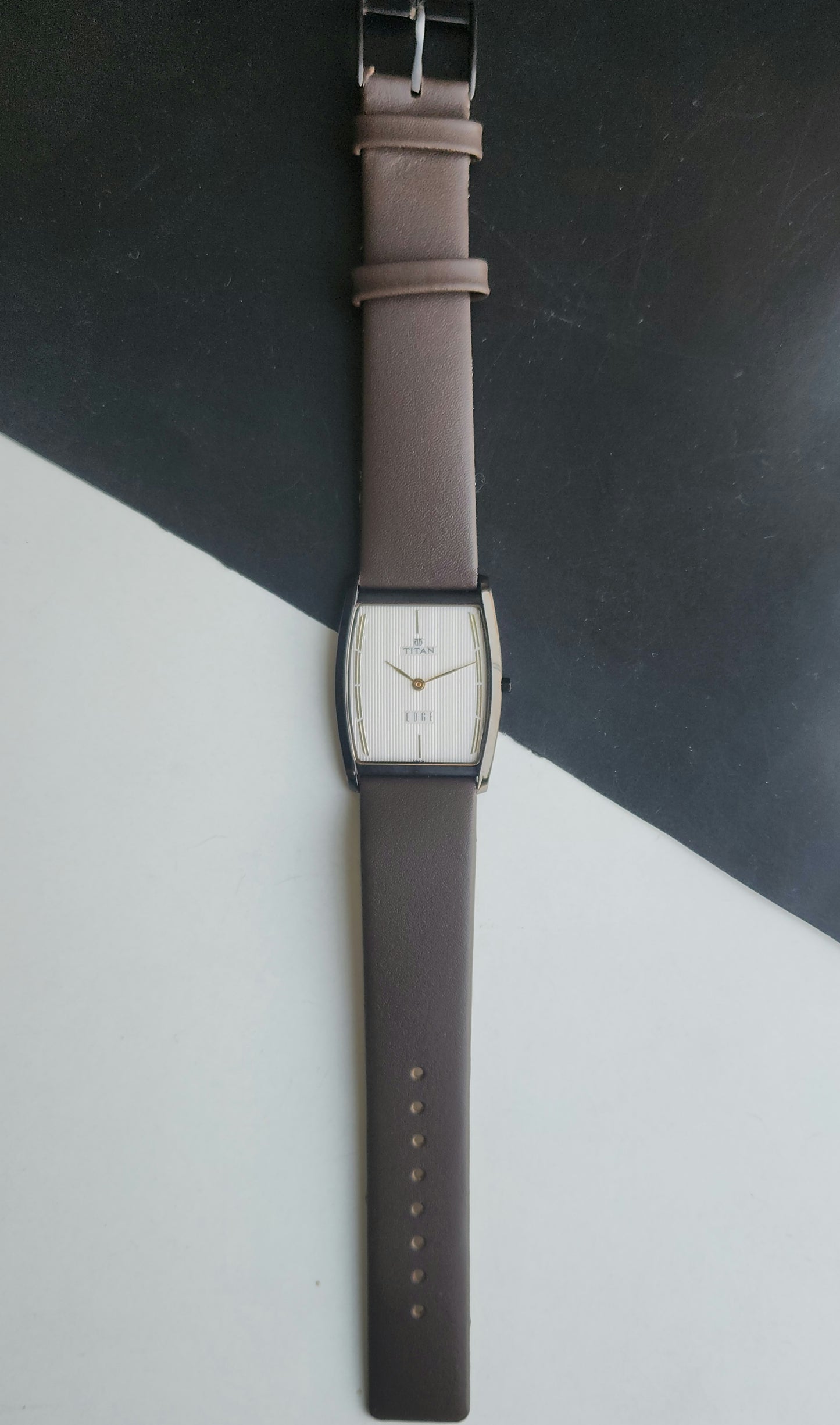 Original TITAN EDGE 1044YCE31 Barrel White Face 29MM Case Men's Watch J65