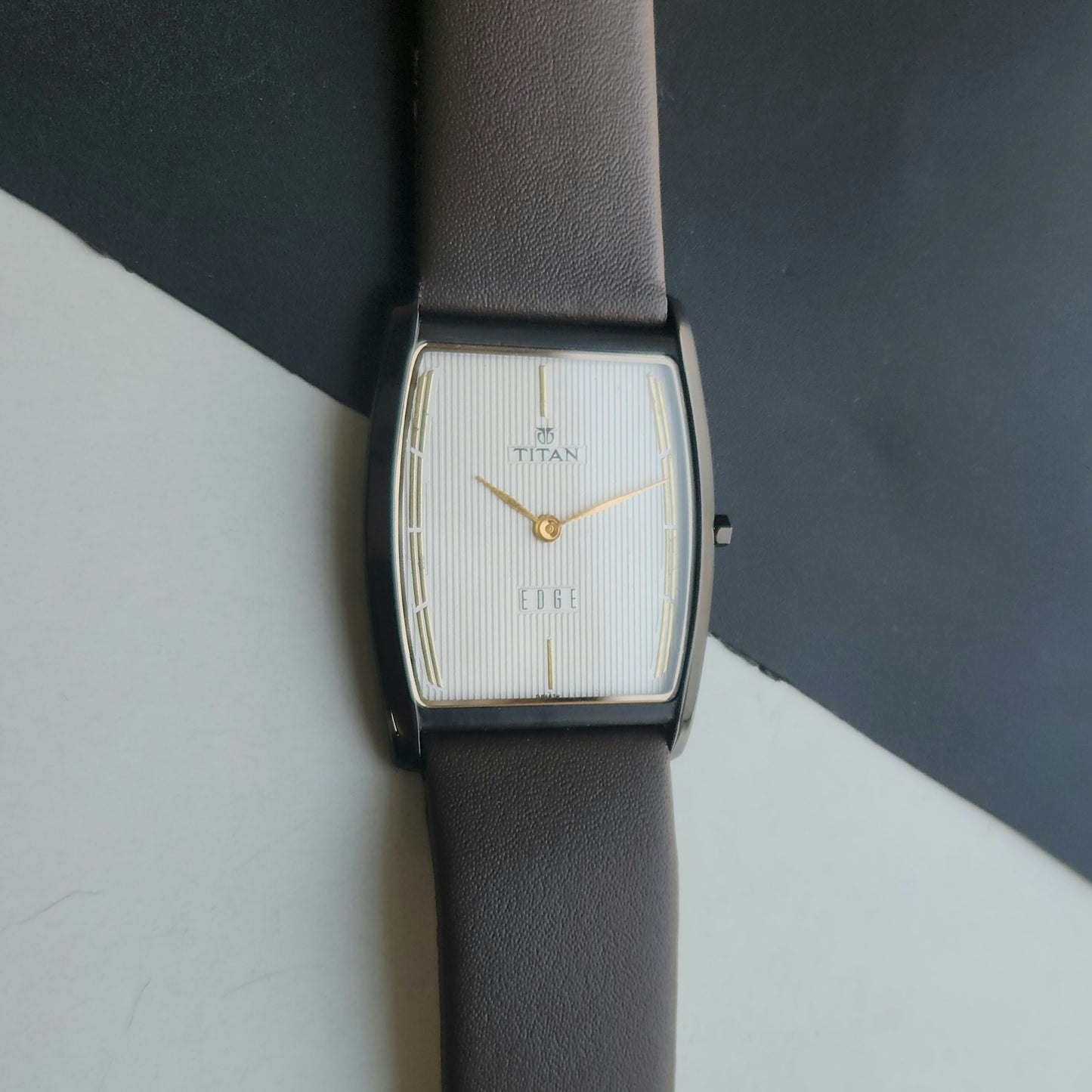 Original TITAN EDGE 1044YCE31 Barrel White Face 29MM Case Men's Watch J65