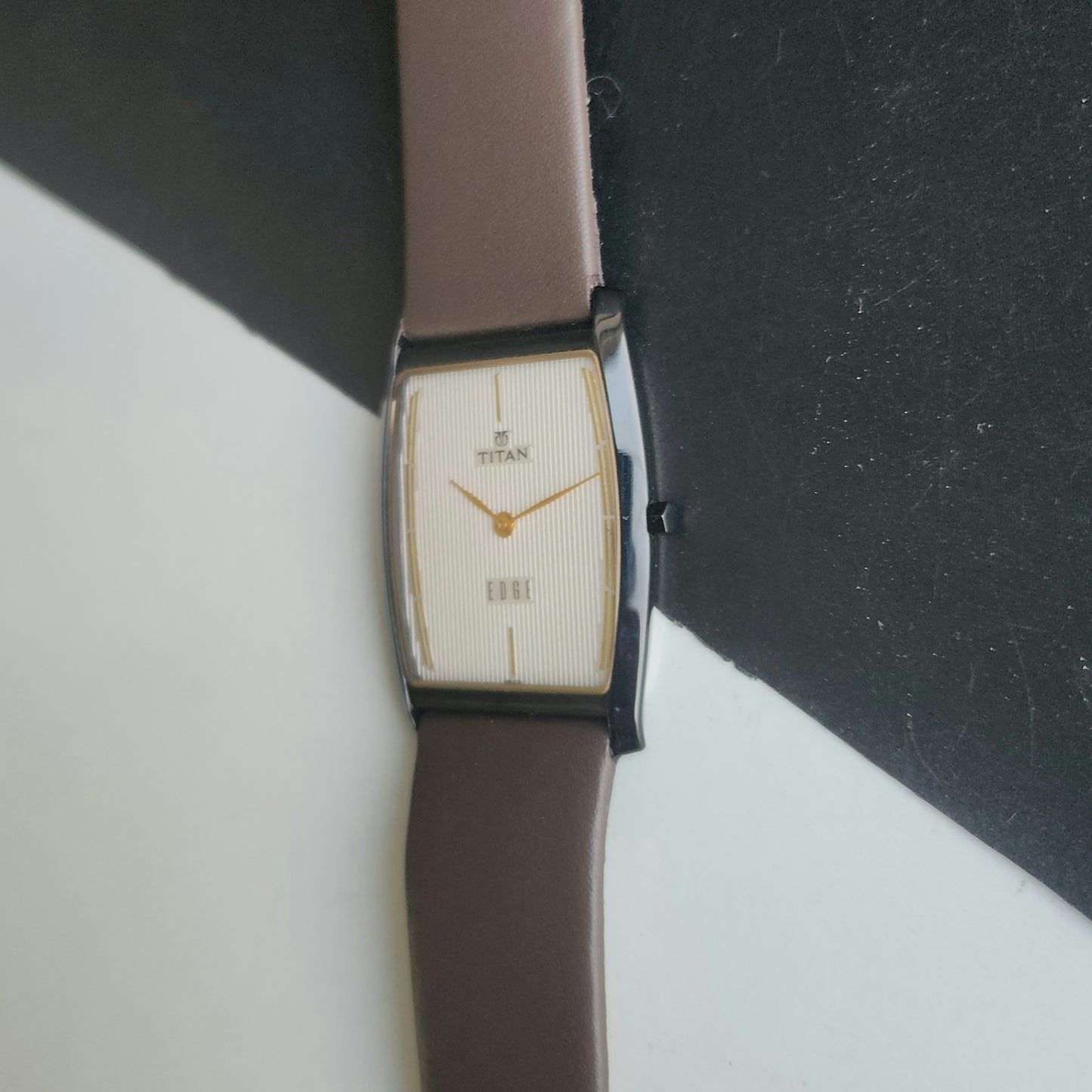 Original TITAN EDGE 1044YCE31 Barrel White Face 29MM Case Men's Watch J65