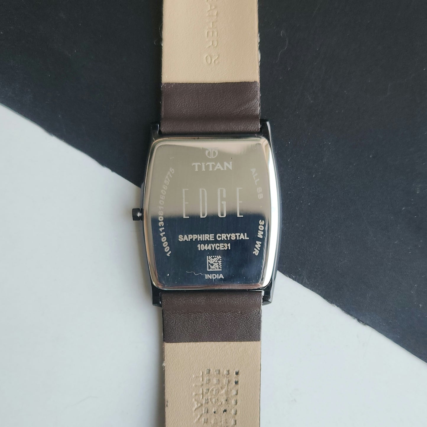 Original TITAN EDGE 1044YCE31 Barrel White Face 29MM Case Men's Watch J65