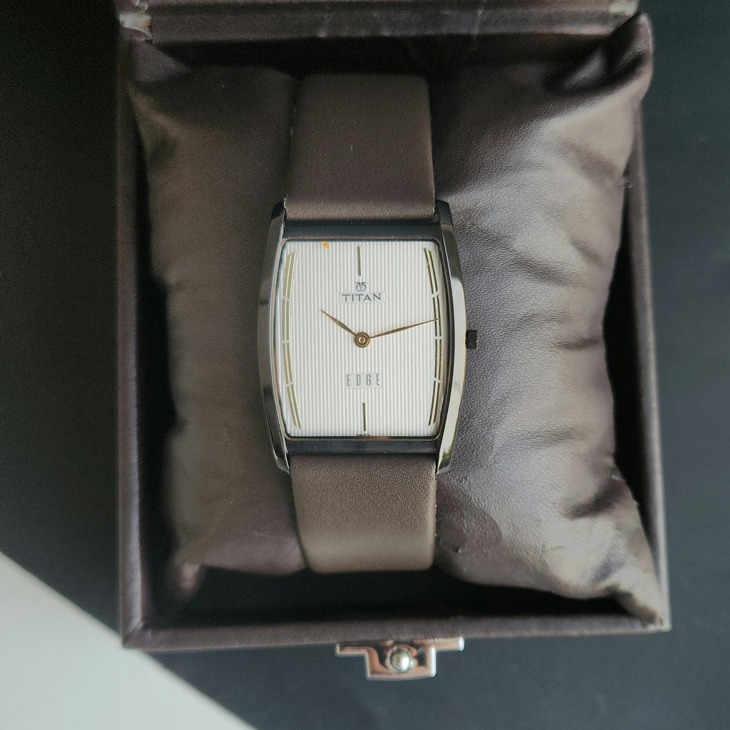Original TITAN EDGE 1044YCE31 Barrel White Face 29MM Case Men's Watch J65