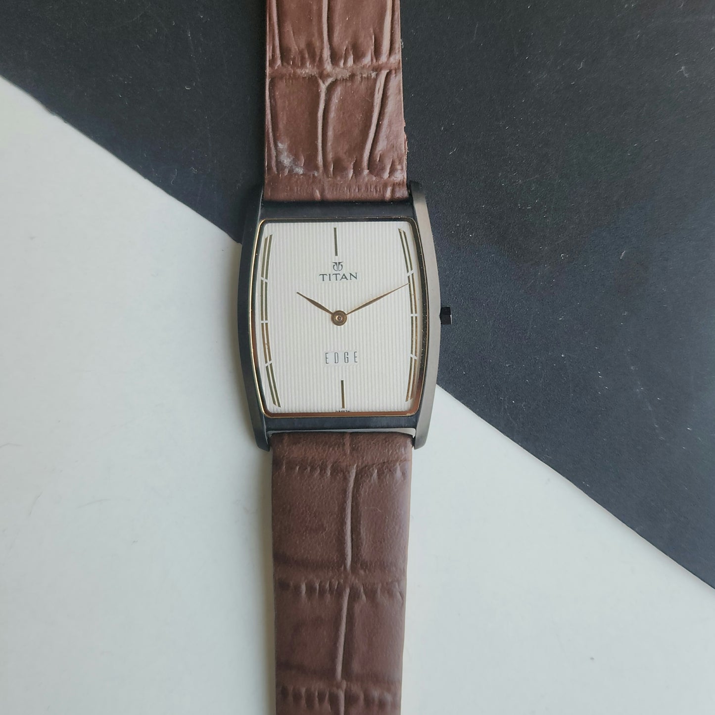 Original TITAN EDGE 1044YCE31 Barrel White Face 29MM Case Men's Watch J66