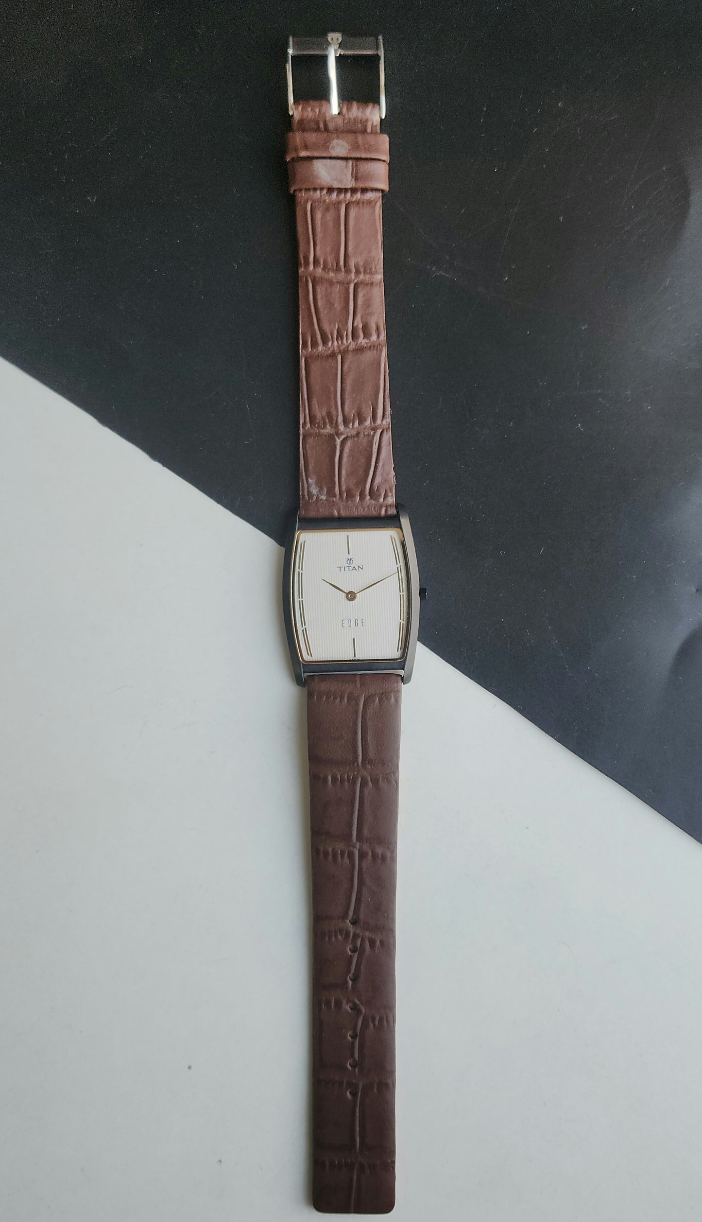 Original TITAN EDGE 1044YCE31 Barrel White Face 29MM Case Men's Watch J66