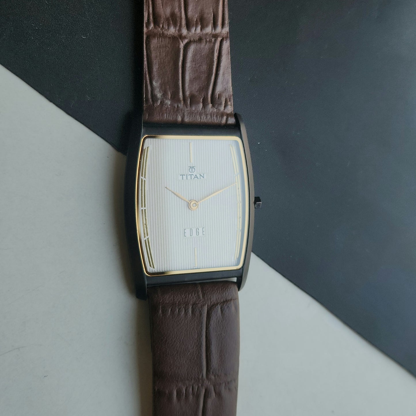 Original TITAN EDGE 1044YCE31 Barrel White Face 29MM Case Men's Watch J66