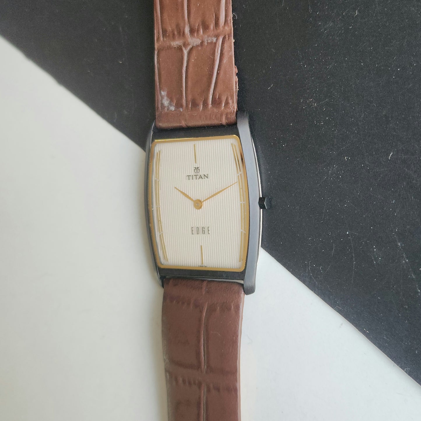 Original TITAN EDGE 1044YCE31 Barrel White Face 29MM Case Men's Watch J66