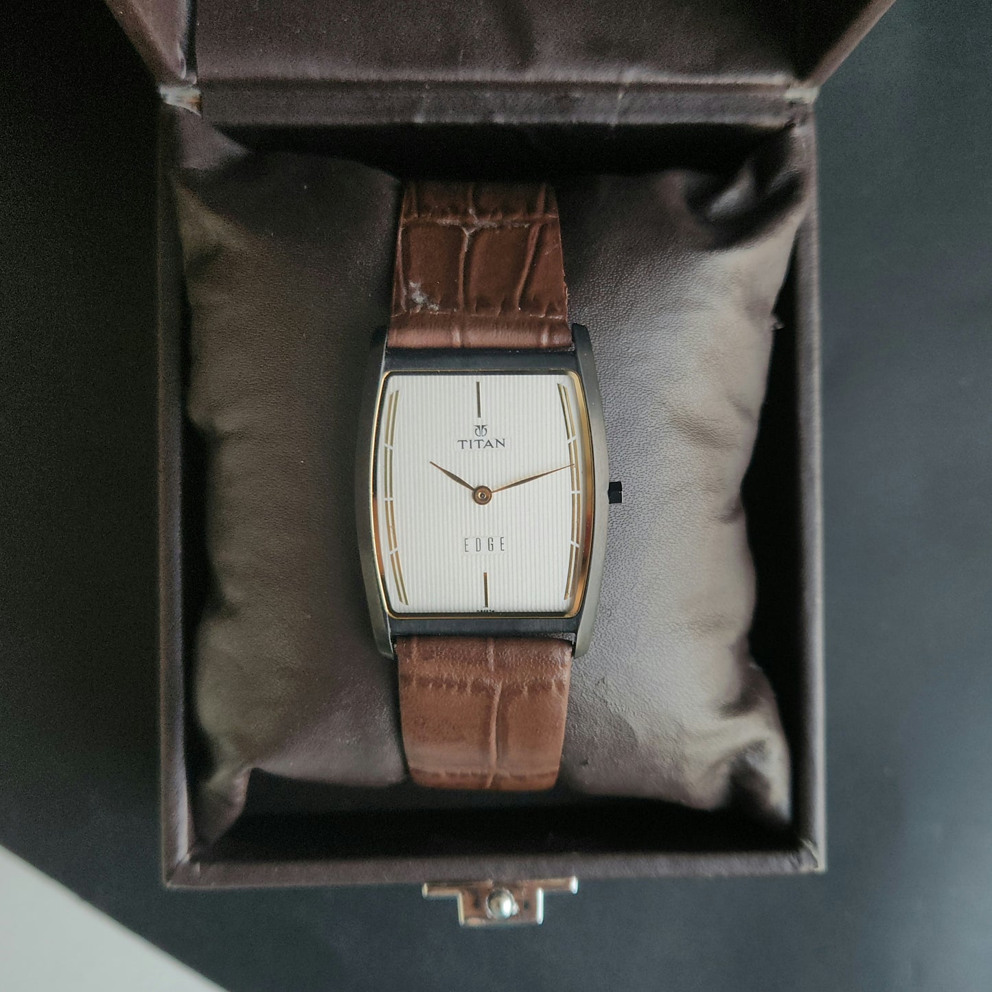 Original TITAN EDGE 1044YCE31 Barrel White Face 29MM Case Men's Watch J66