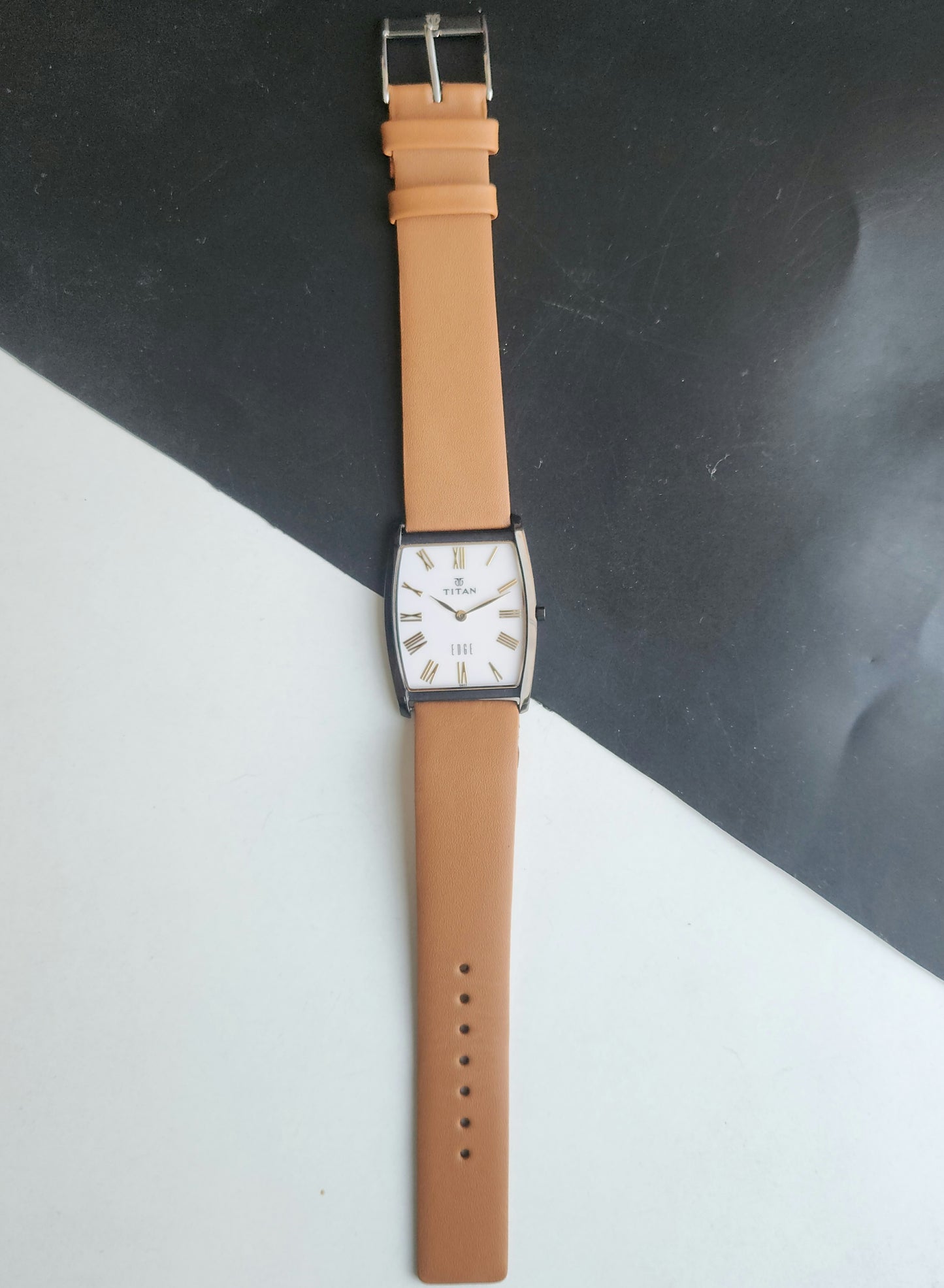 Original TITAN EDGE 1044YCE31 Barrel White Face 29MM Case Men's Watch J67