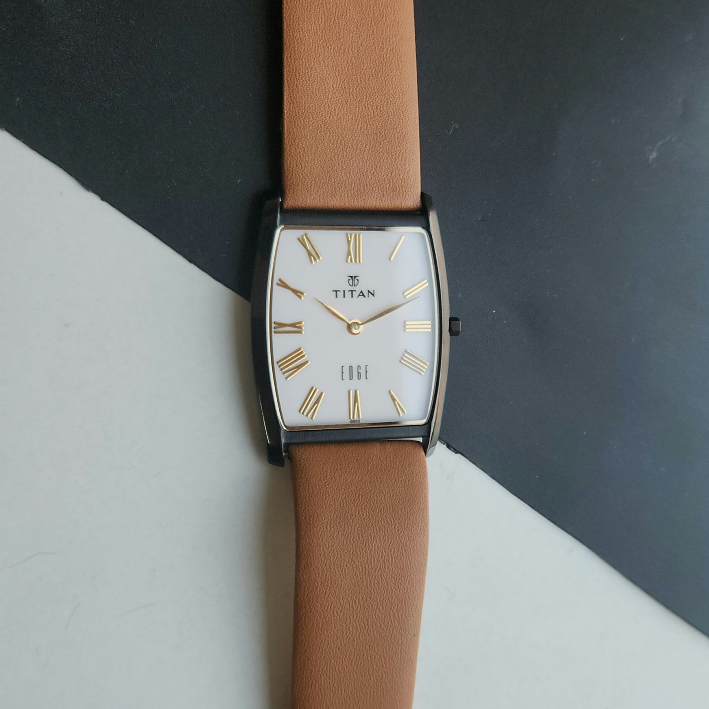Original TITAN EDGE 1044YCE31 Barrel White Face 29MM Case Men's Watch J67