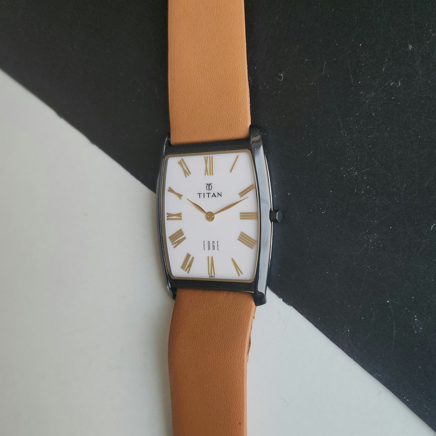 Original TITAN EDGE 1044YCE31 Barrel White Face 29MM Case Men's Watch J67