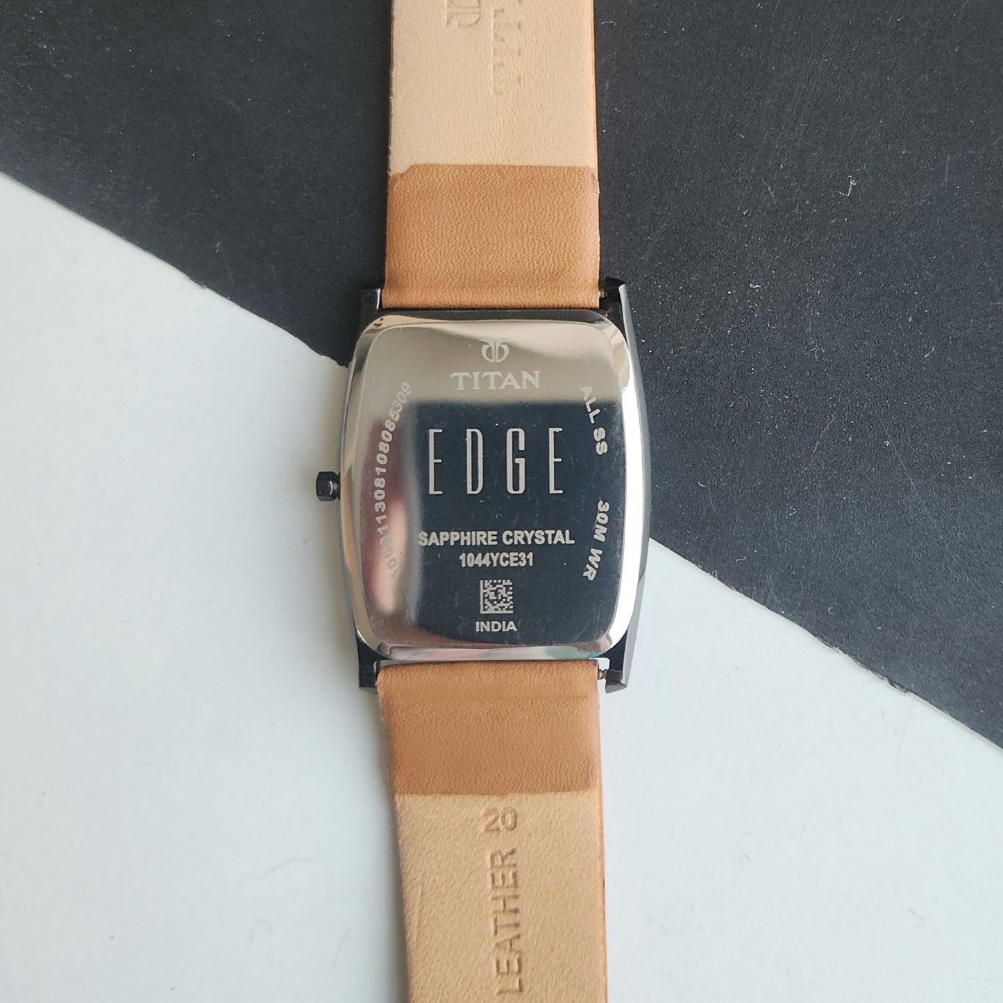 Original TITAN EDGE 1044YCE31 Barrel White Face 29MM Case Men's Watch J67