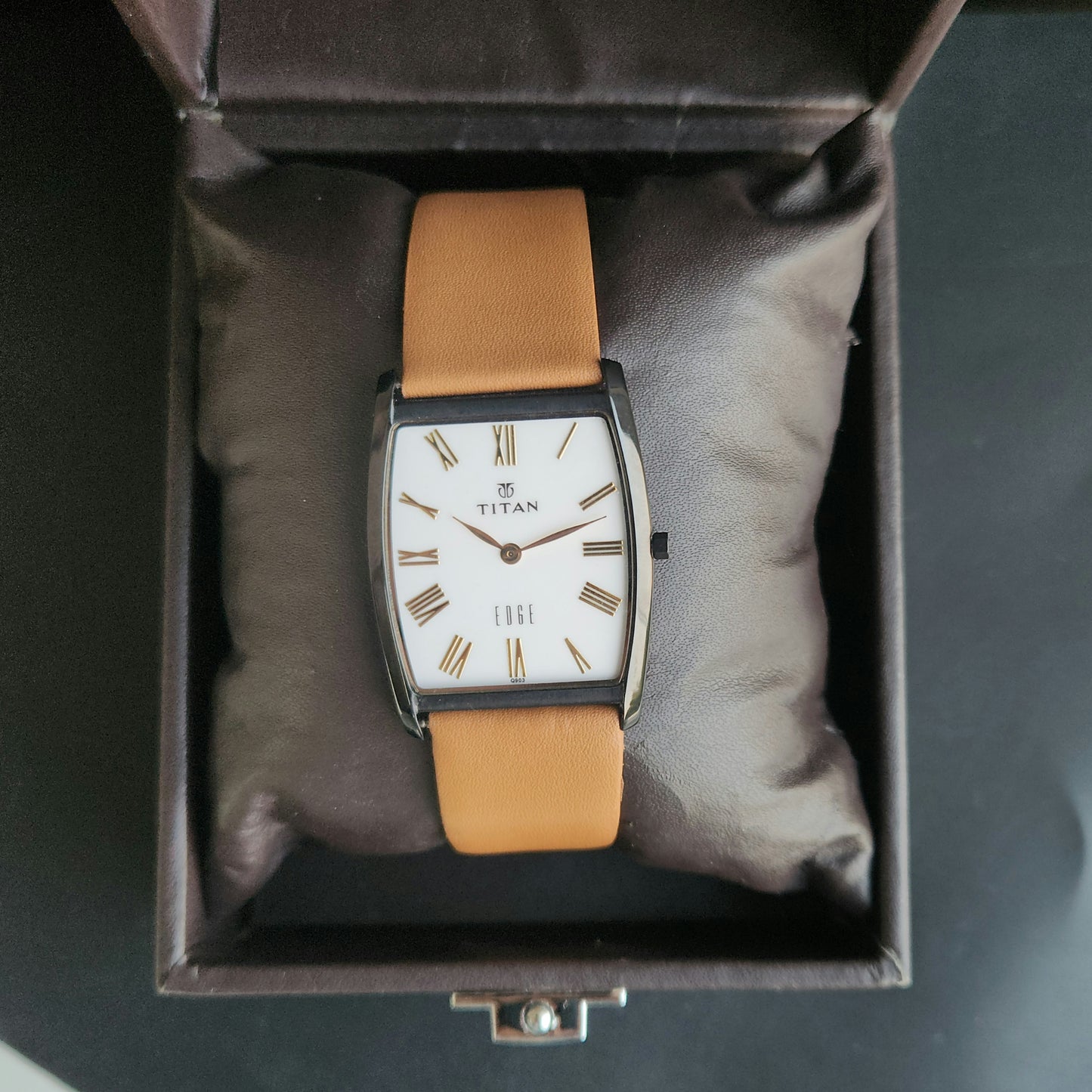 Original TITAN EDGE 1044YCE31 Barrel White Face 29MM Case Men's Watch J67