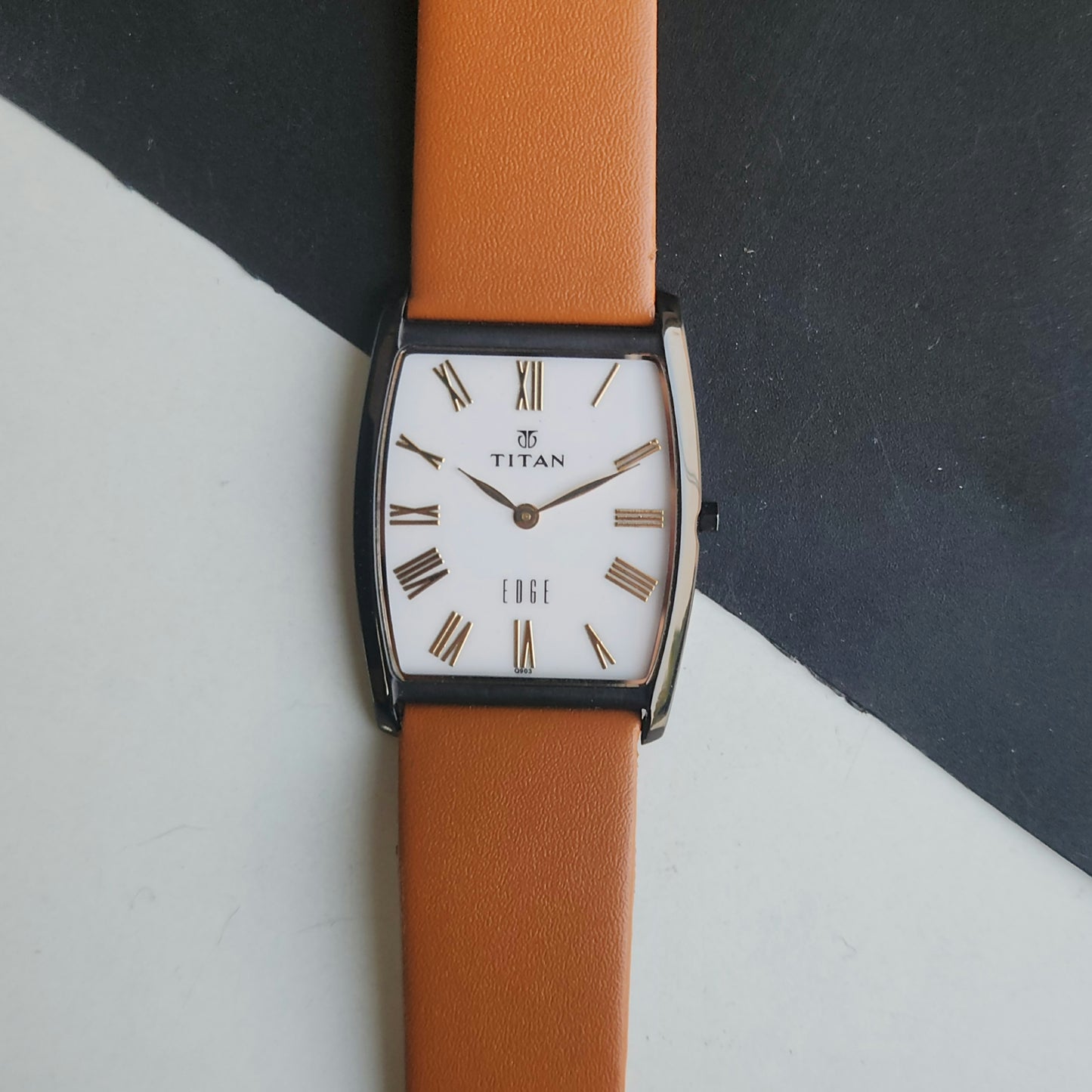 Original TITAN EDGE 1044YBC Barrel White Face 29MM Case Men's Watch J68
