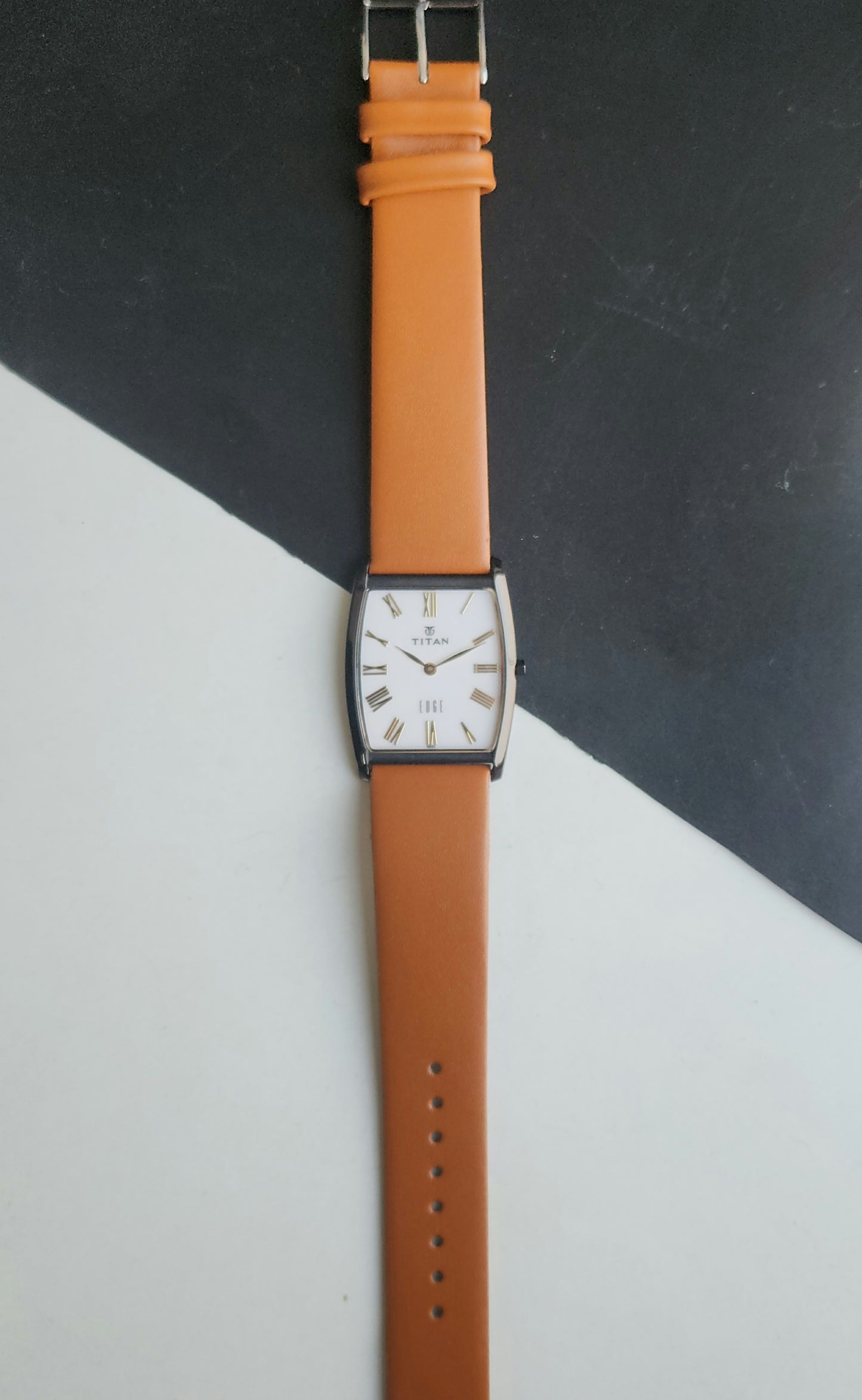 Original TITAN EDGE 1044YBC Barrel White Face 29MM Case Men's Watch J68